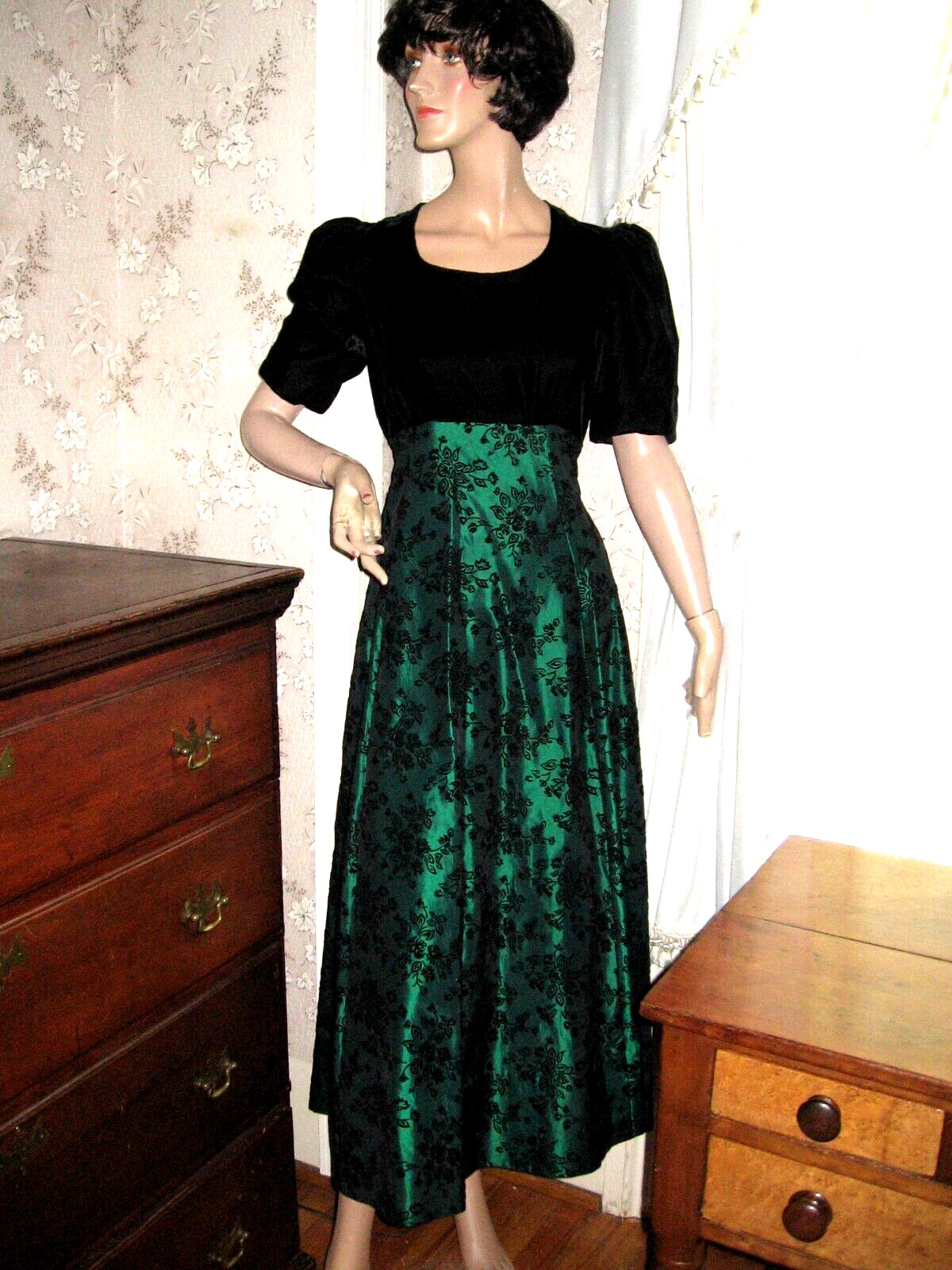 LOVELYVINTAGE SOUTHEASTERN IRIDESCENT GREEN/BLACK VELVET FLOCKED BROCADE DRESS-6