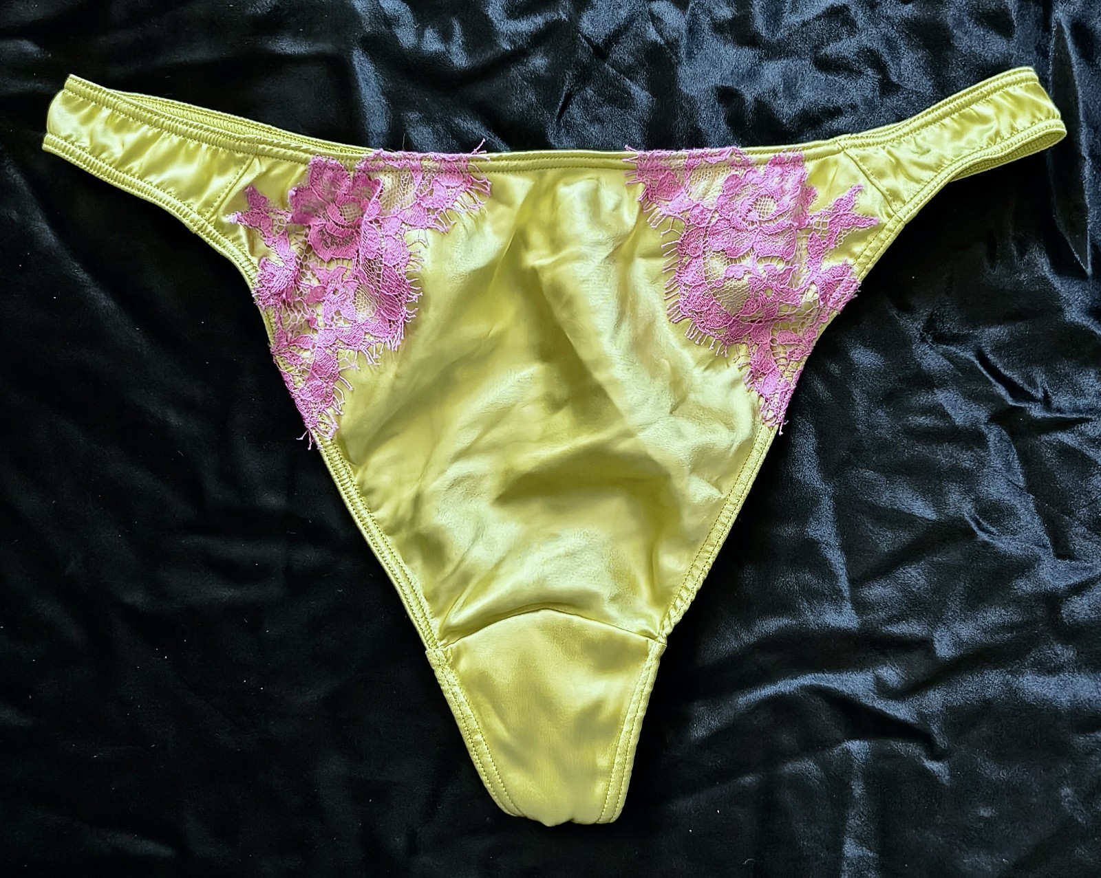 Vintage 2004 NWOT Victoria’s Secret Second Skin Satin Floral Lace Thong Panty-S