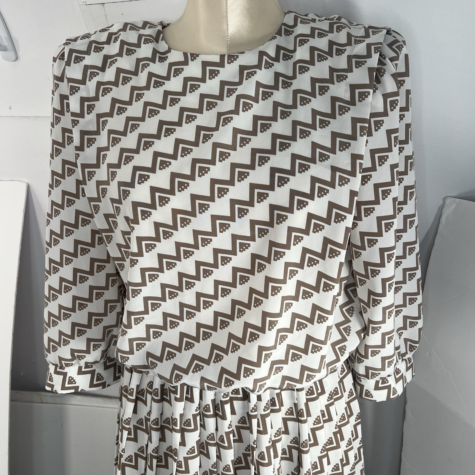 Vintage VLP Dress 80s Geometric Blouson tan white Pleated Skirt Size 10P
