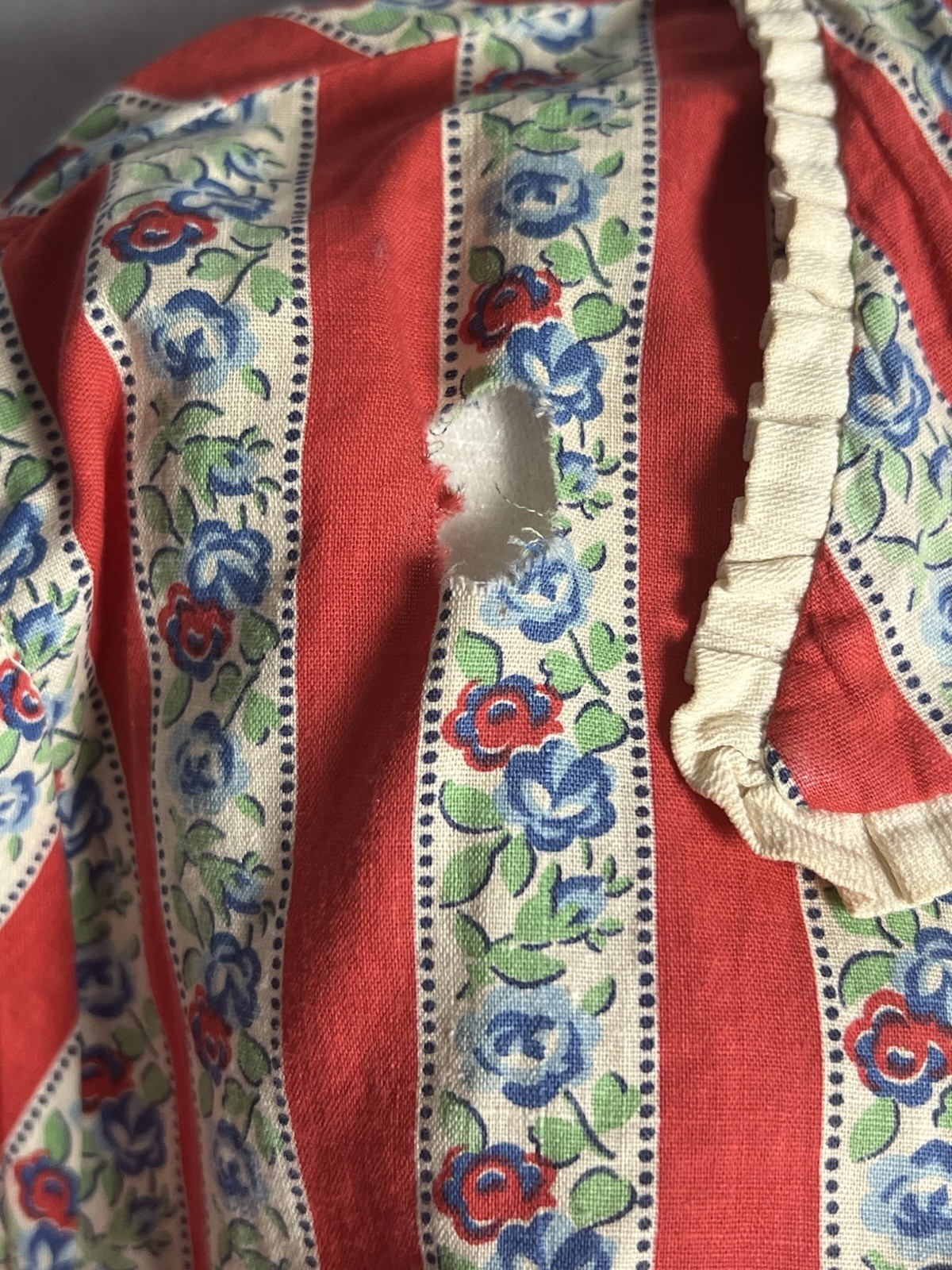 Vintage 1940s Red Cottage Floral Cotton House Dress Ruffle Trim Patch Pockets L