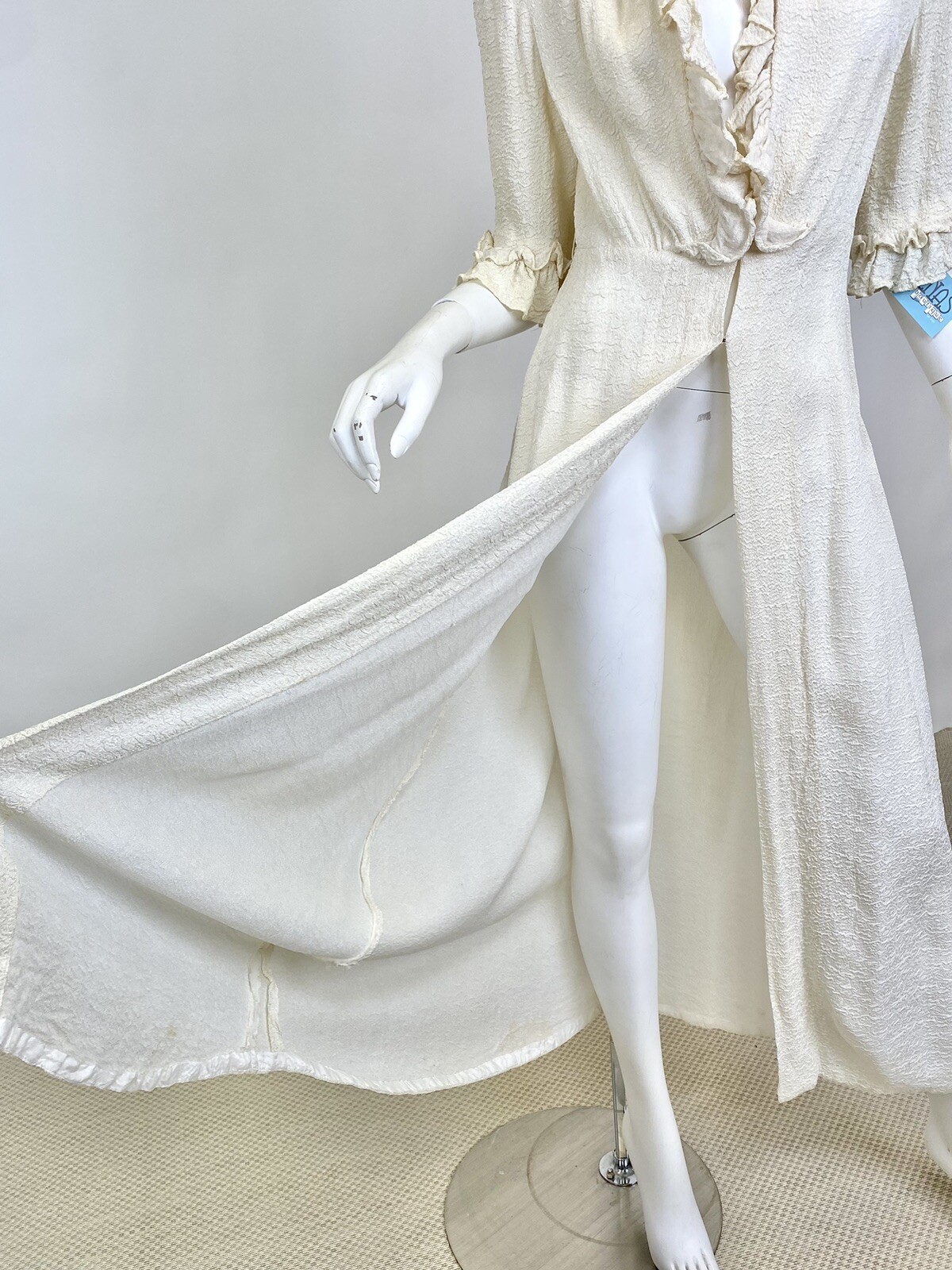 Antique 1930s Pale Cream White Robe Dressing Gown Silk Rayon Ruffles Detail