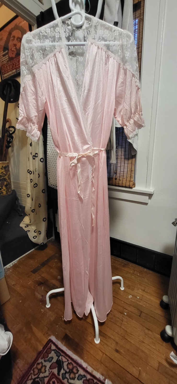 Vintage Paramount Pink & Lace Trim/Shoulders Wrap Around SS Robe L
