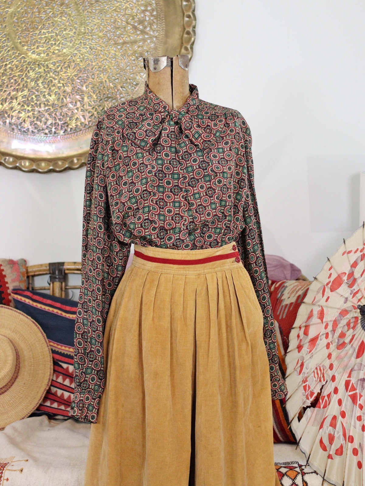 VTG Silk Pussy Bow Neck Blouse Green Red Black Scarf Print Boho Dark Academia