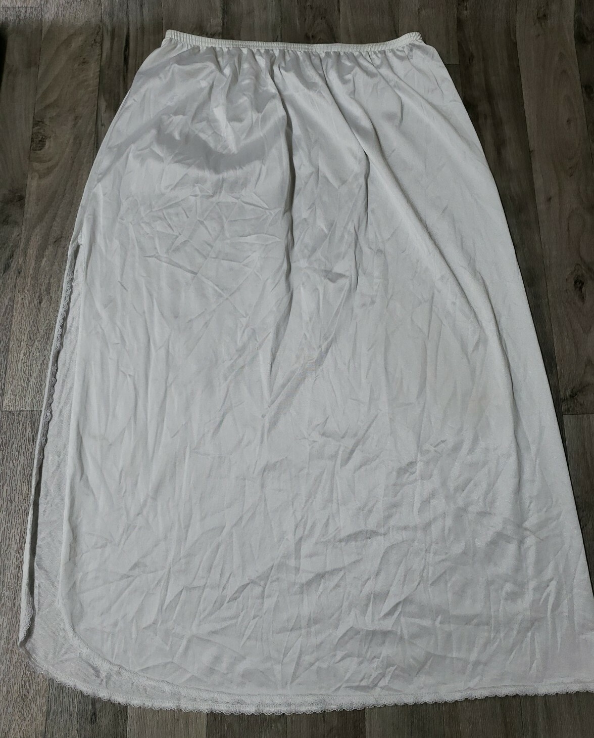 VASSARETTE – WHITE NYLON HALF SLIP W 19” SLIT – SIZE 32″ – L / 42 #11-122