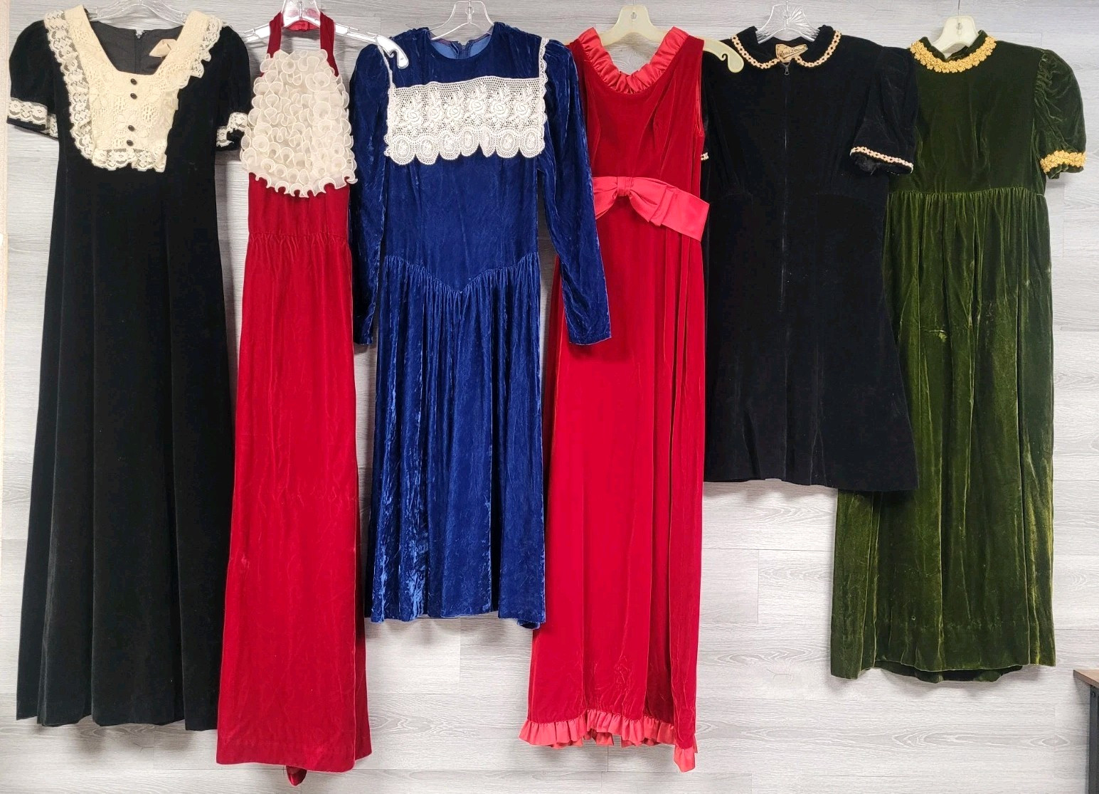 WOMENS LOT OF 24 VINTAGE VELVET DRESSES 40s 50s 60s 70s LACE RUFFLES MINI MAXI