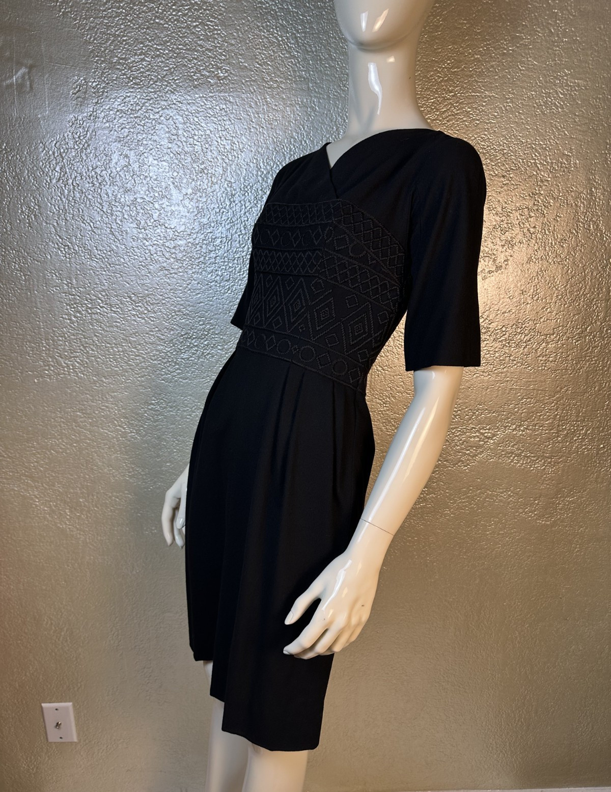 Vintage 1960’s Ladies CARLYE Black Embroidered Wool Short Sleeve Dress SM