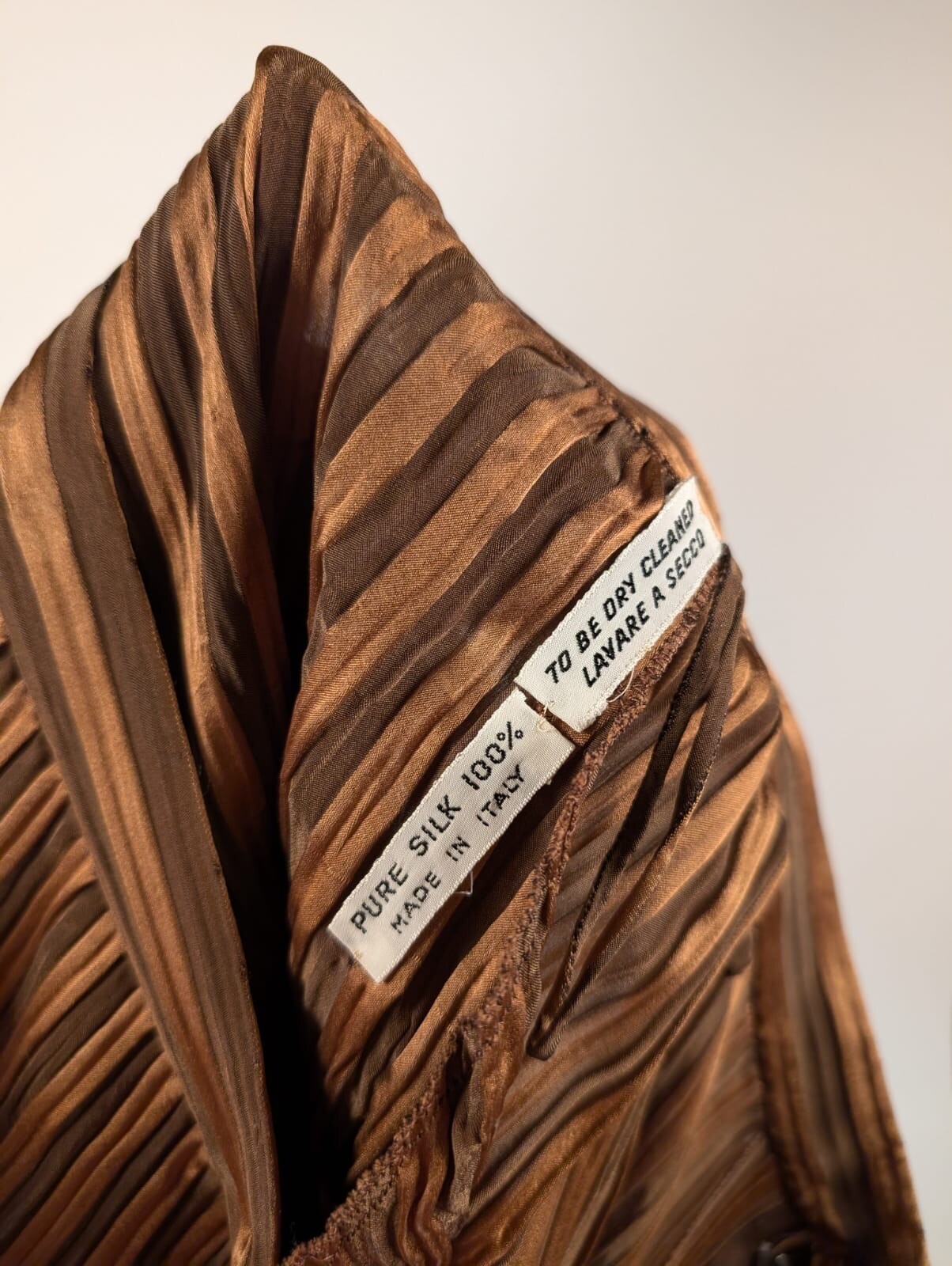 LUXURY 1970’S PLEATED SILK LOUNGING SUIT W OPEN FRONT MADE IN ITALY