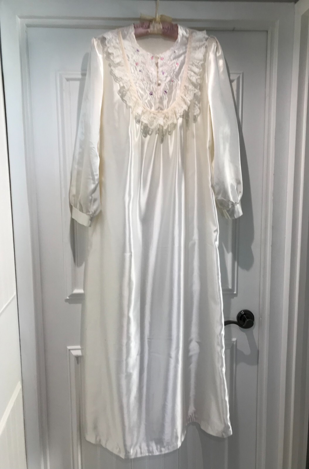 VINTAGE 1980’S ILISE STEVENS WHITE SATIN W/LACE/EMBROIDERY. BRUSHED BACK MED.