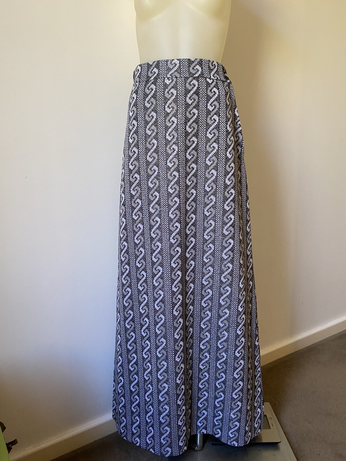 70,s Blk/ Silver Maxi Skirt.Waist 26”,Hip36”Made In England.