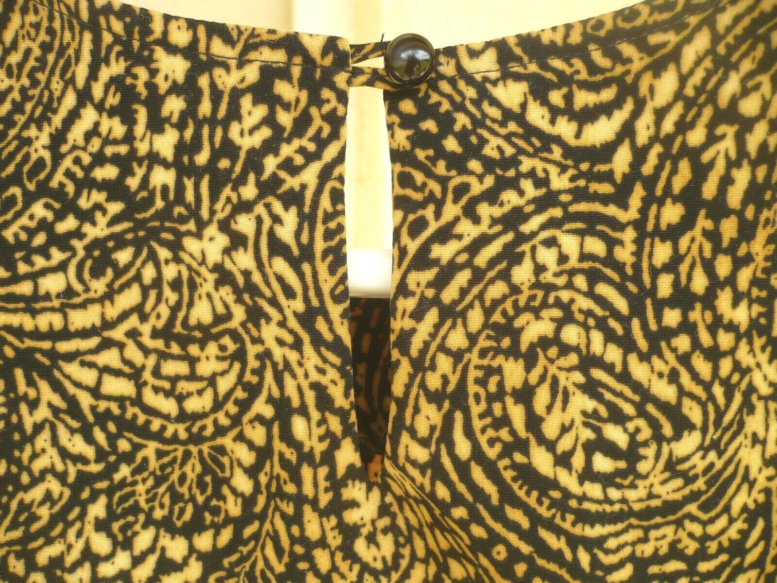 VTG BON WORTH P M L GOLD BOXY BLACK PAISLEY BLOUSE KEYHOLE VELVET FEEL FALL LADY
