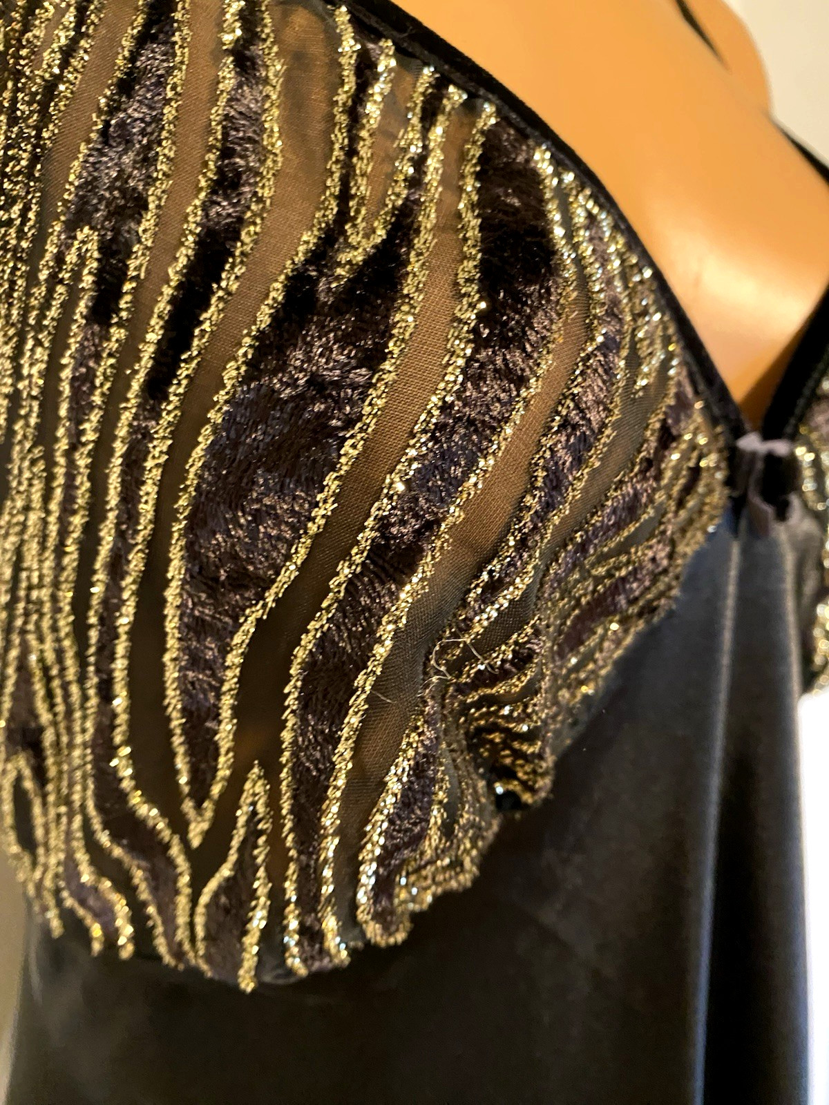 VTG 90’s ROMANTIC MOODS BLACK SATIN W/ GLITTERY GOLD BODICE NIGHTGOWN SZ L