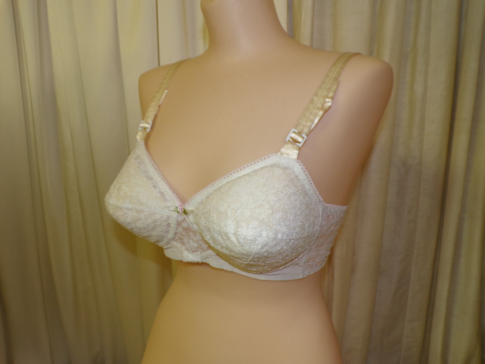 Vintage LILYETTE Lace w/ Satin 2 Hook Padded Bullet Bra 34/35 B