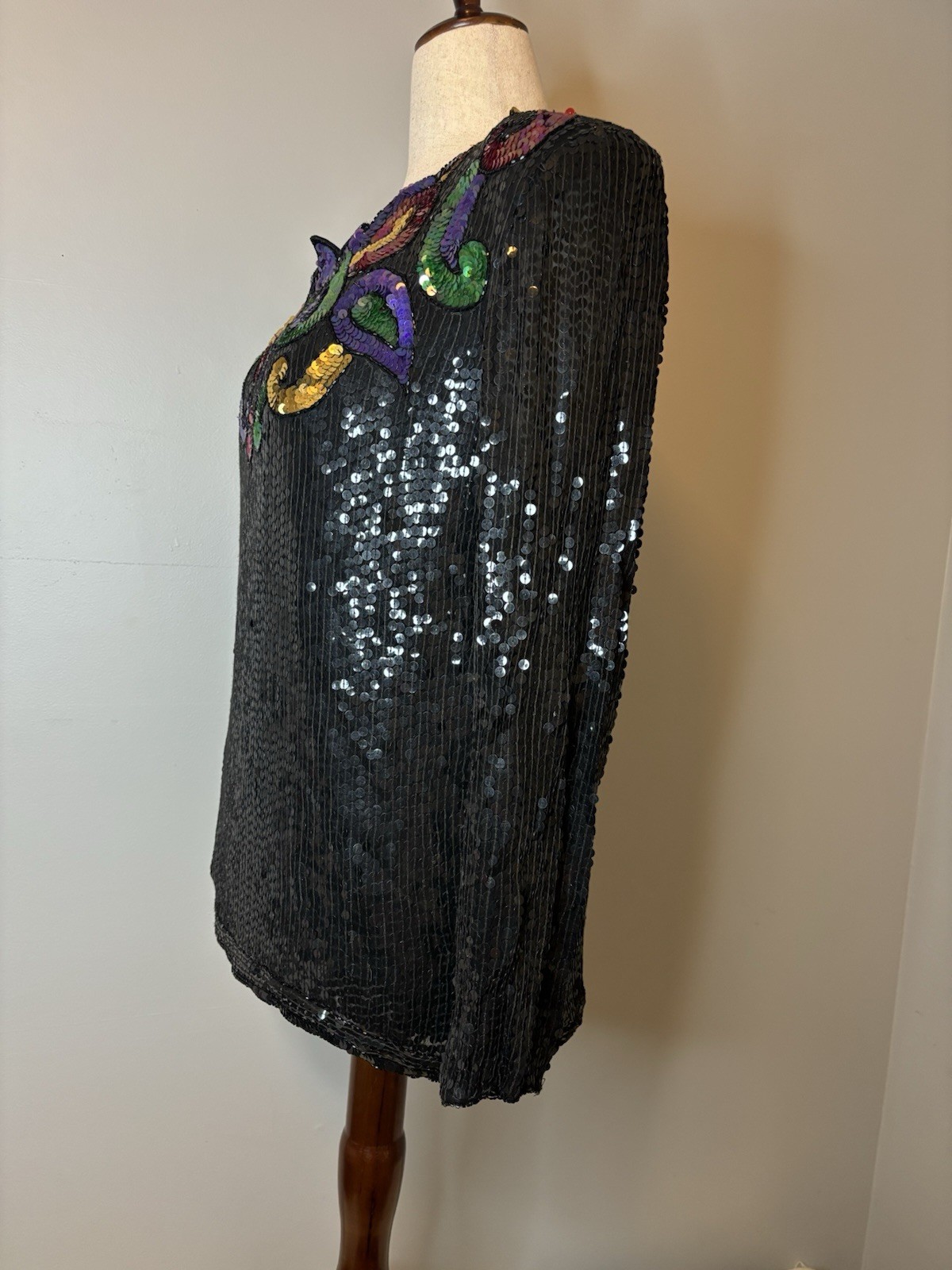 Sweelo Vintage 1980-1990’s Swirl Pattern Sequin Designer Black Silk Lining Top