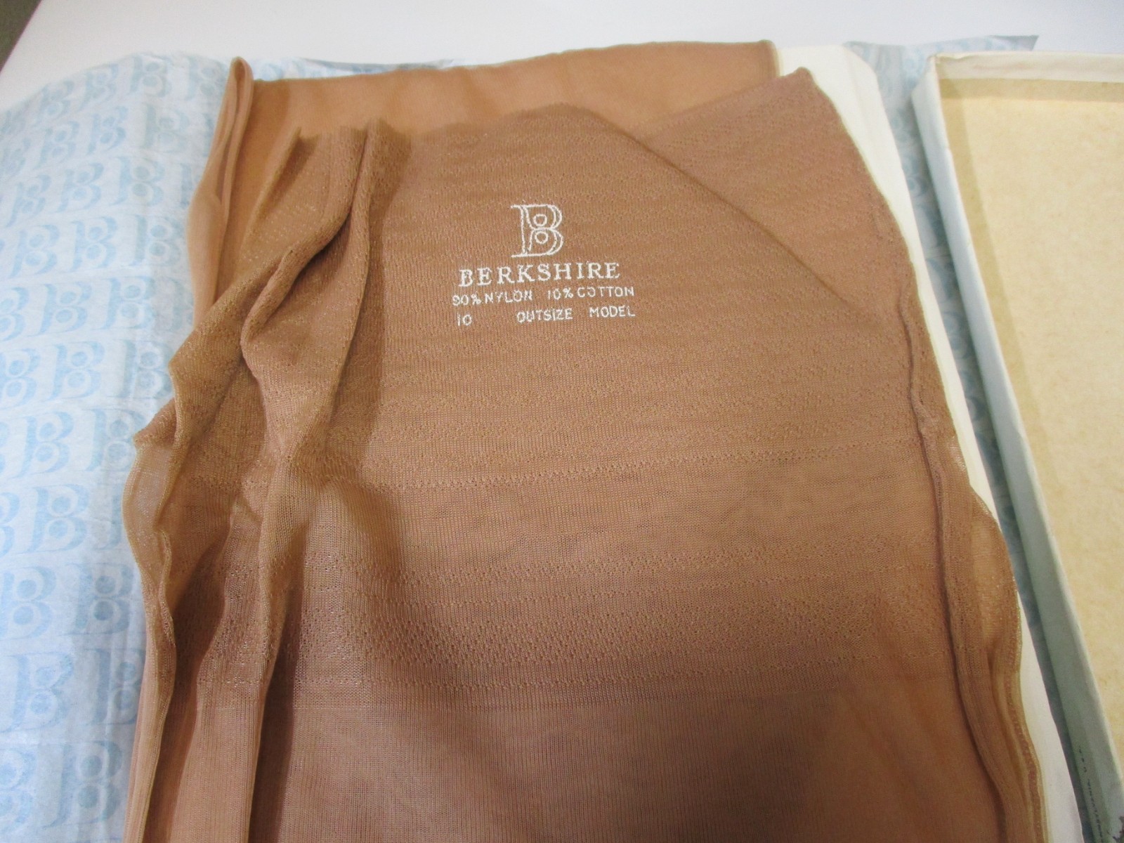 1 PR VINTAGE BERKSHIRE SEAMED OUTSIZE FULL FASH SHEER NYLON STOCKINGS 10 M BEIGE
