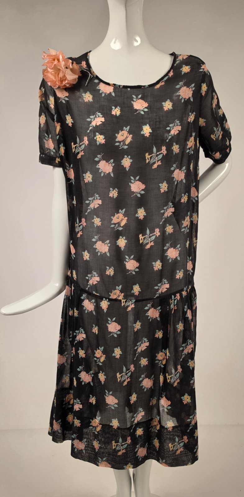 1920’S FLORAL PRINT BLACK MUSLIN DRESS W FLORAL BROOCH