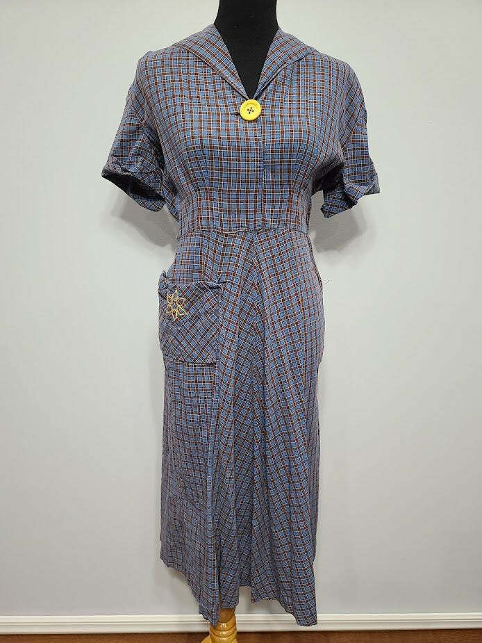 Vintage 1940s Blue Brown Plaid Dress with Yellow Flower Pocket (B-40″ W-28″)