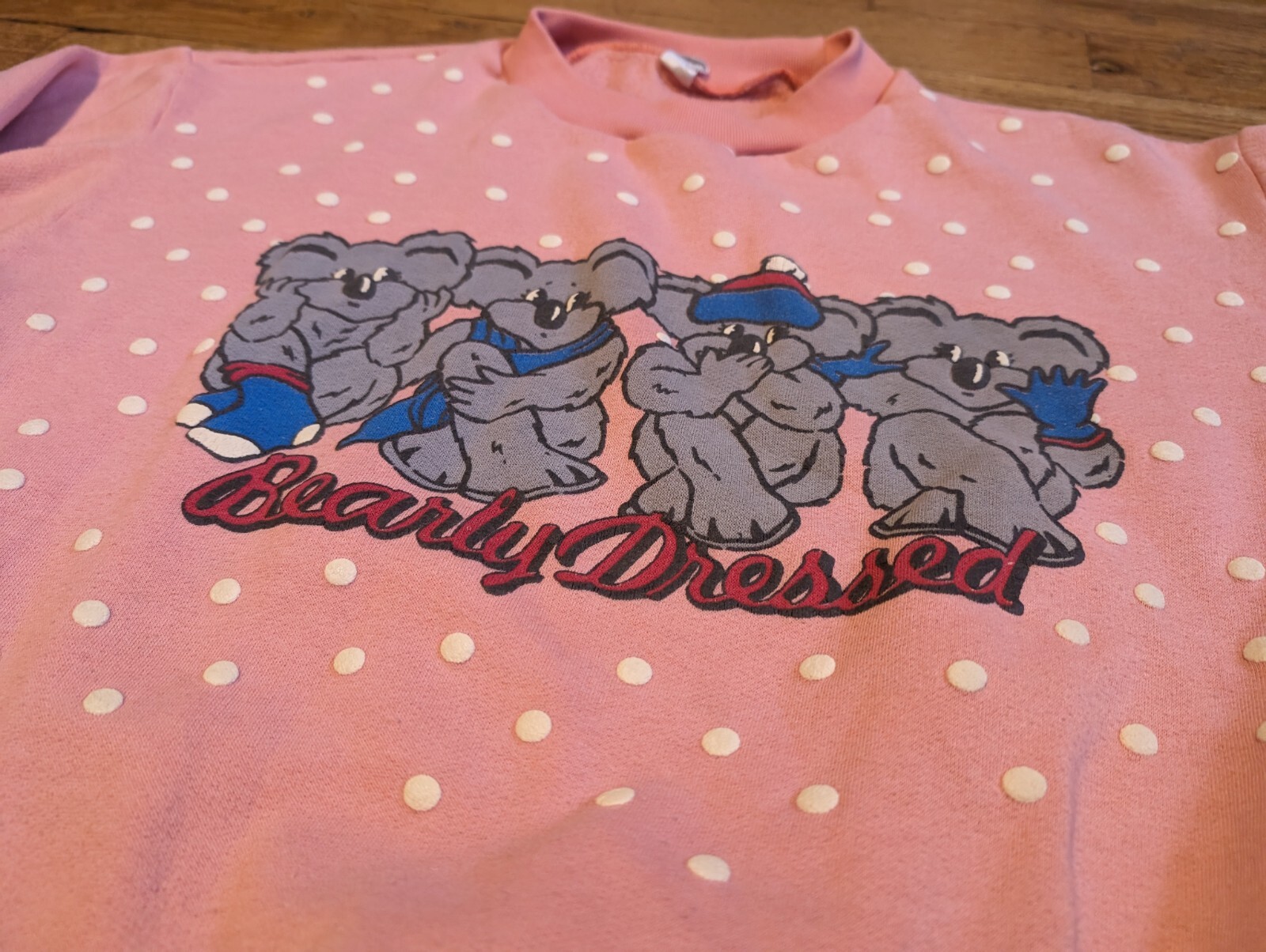 Vtg „Bearly Dressed” Koala Sweatshirt – Medium (?) – Pink Pullover Cute Joke Pun