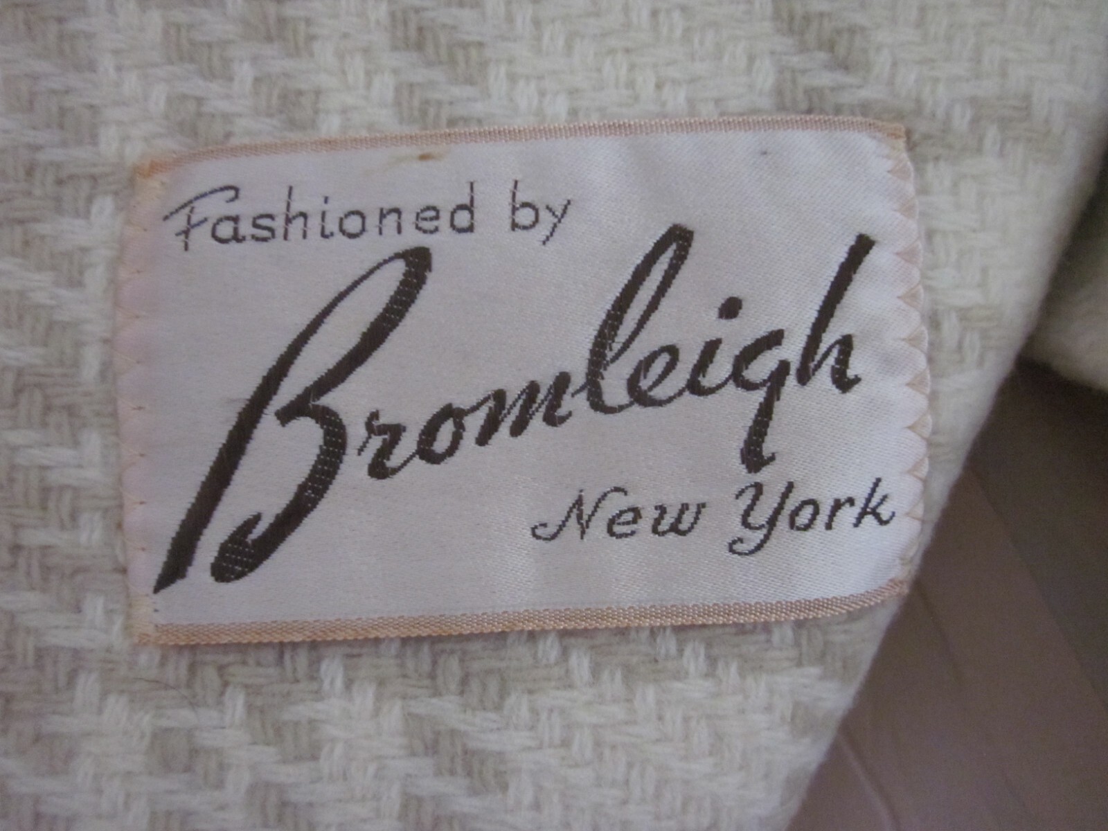 VTG JOSEPH HORNE CO Ivory & Tan 3/4 Sleeve Jacket Coat