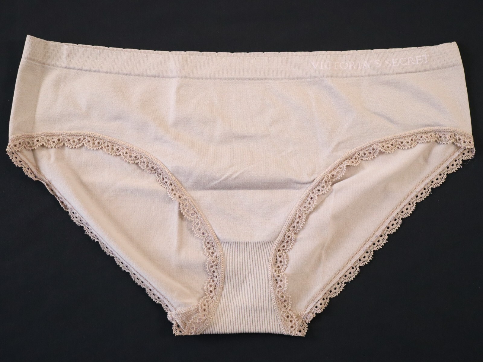 VTG 2011 Victoria’s Secret Seamless Ruffle Hiphugger Panty Size LARGE