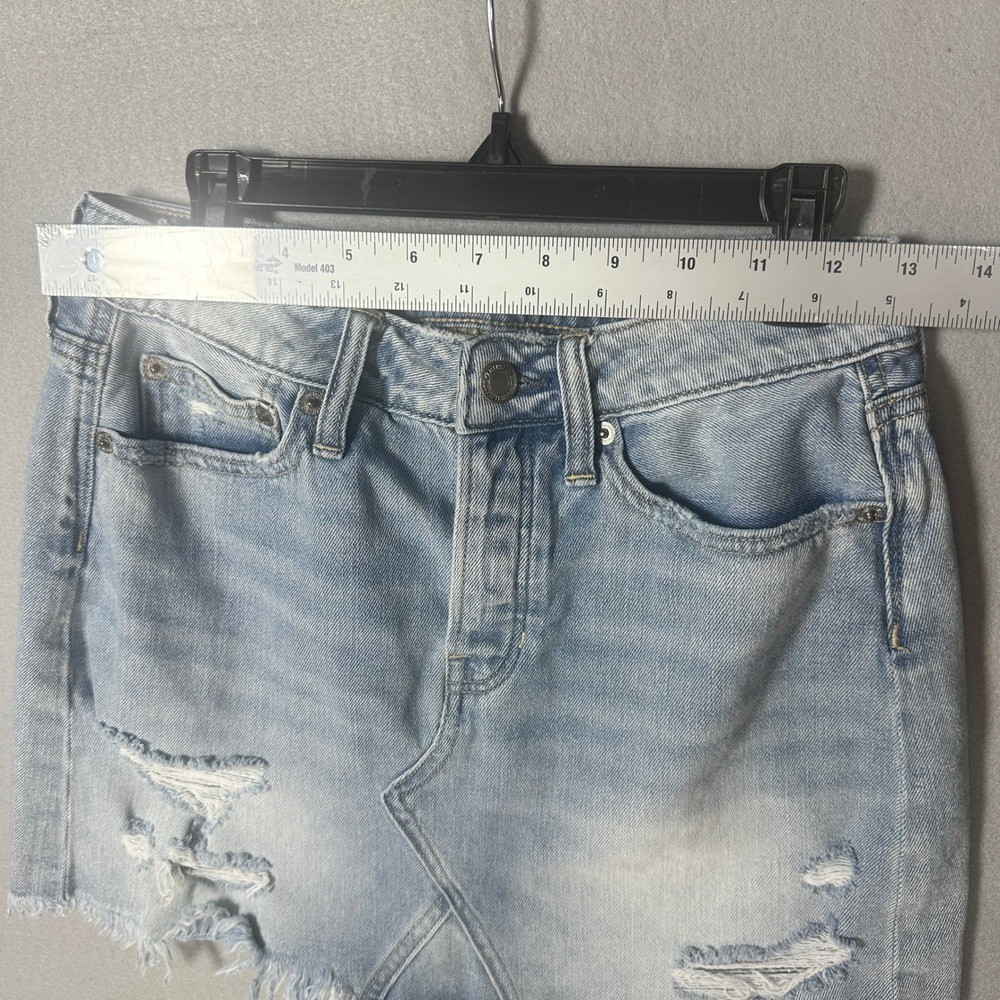 American Eagle Distressed Denim Mini Skirt Light Wash Frayed Hem Button Fly 28