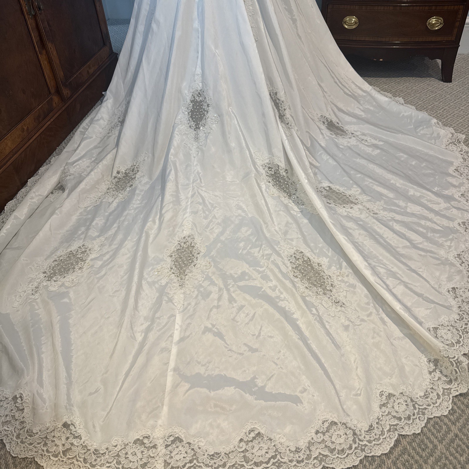 vtg 1990s lace and satin wedding gown boat neck pearls and baroque waist sz 2/4