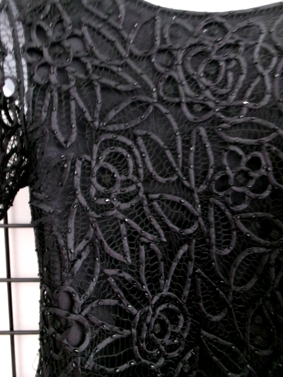 VINTAGE SILKEN POETRY 🌸 SMALL / 32″ BUST==BLACK / BEADED SILK LACE / BLOUSE