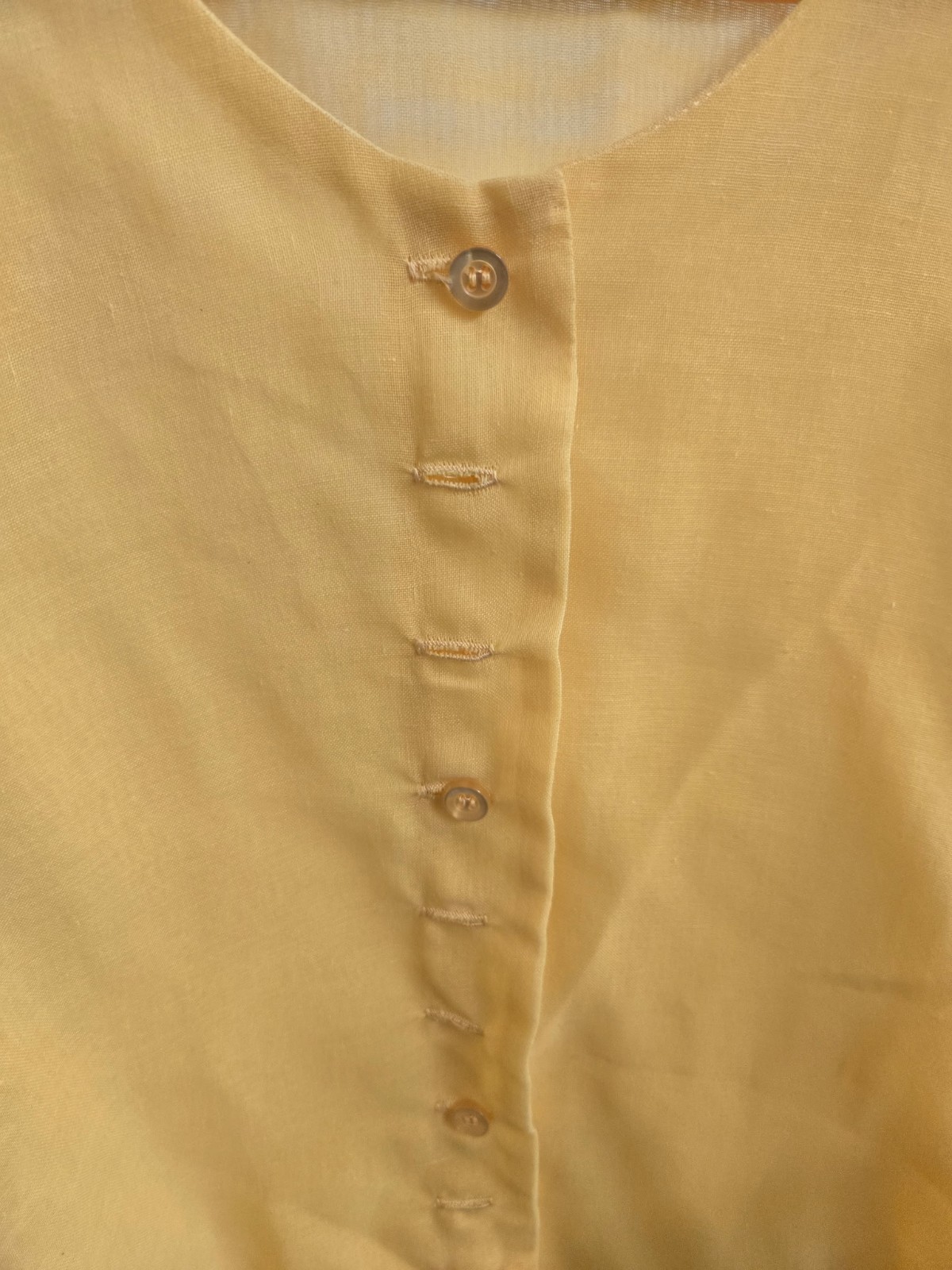 Vtg. Shapely Classic 1970s top; yellow dacron/cotton, pleated sleeves.