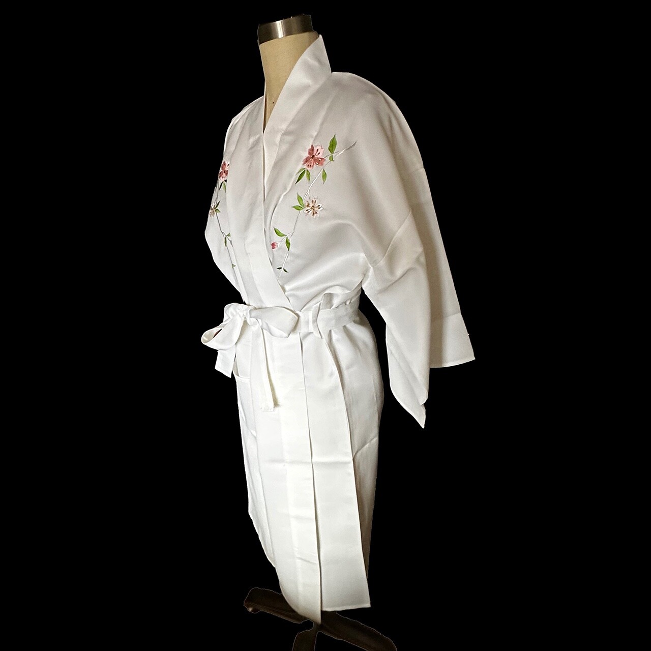 Vintage Ichiban White Silk Kimono Robe Japan embroidered cherry blossom pagoda