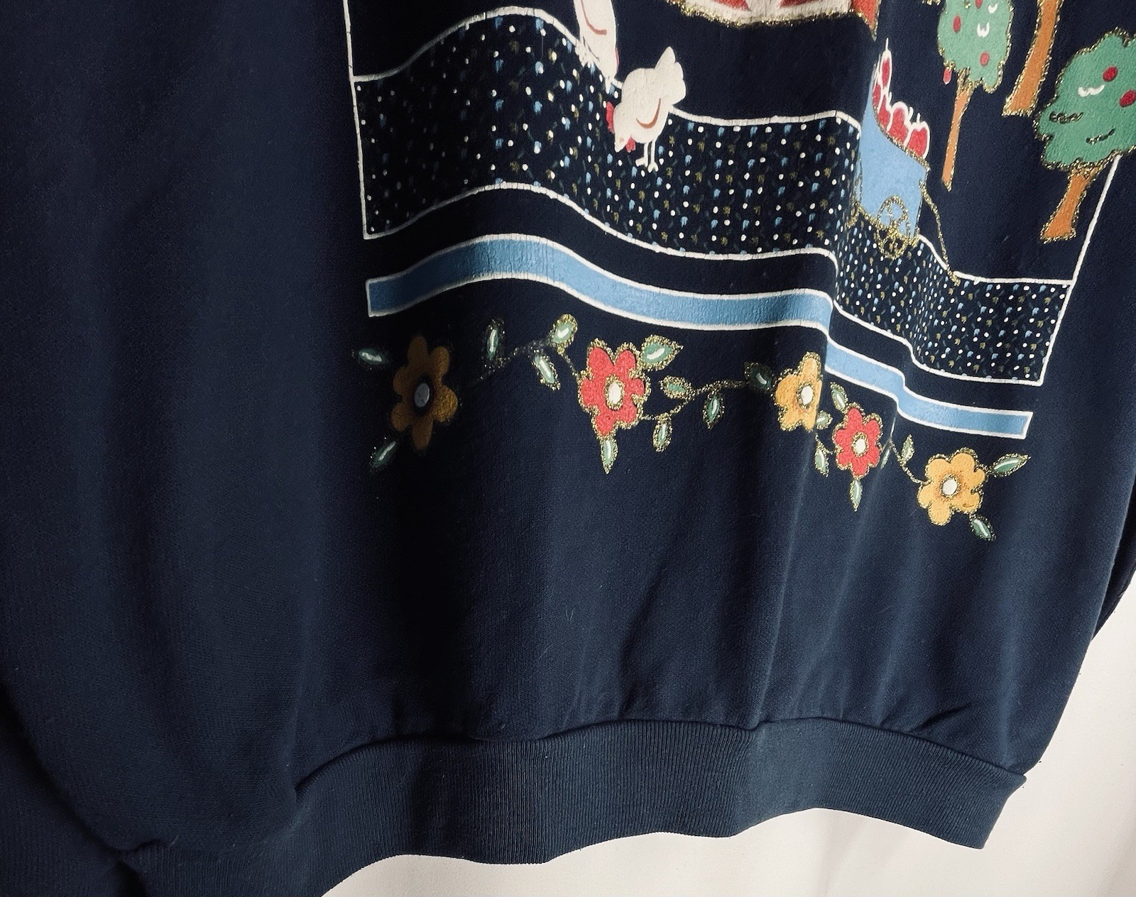 Sweatshirt ACT lll Size Medium Turtleneck Barn Scene On Vinyl Dark Blue