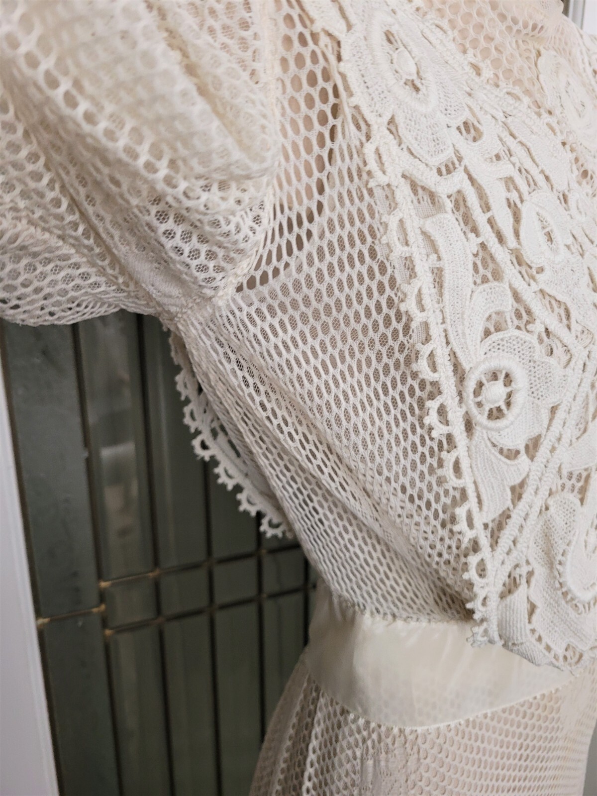 ANTIQUE EDWARDIAN IVORY WOVEN MESH NET DRESS ORNATE IRISH CROCHET WORK BOBINET