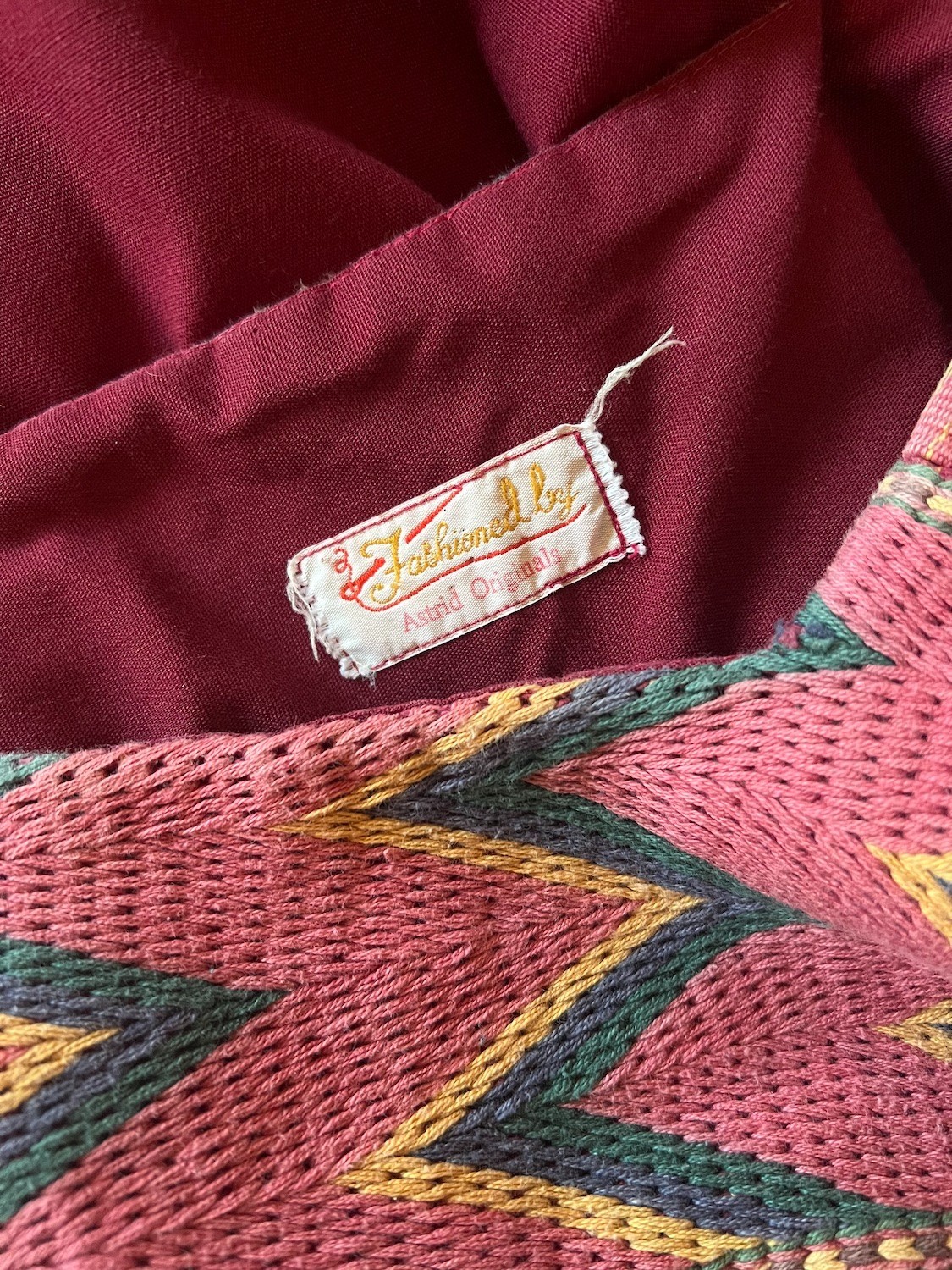Vintage „Fashioned by Astrid Originals” 1-2X burgundy wine embroidered tent dres
