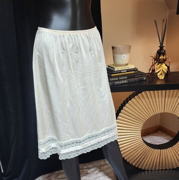 VINTAGE AVIAN NYLON LINGERIE HALF SLIP LACE TRIM WHITE SIZE Large