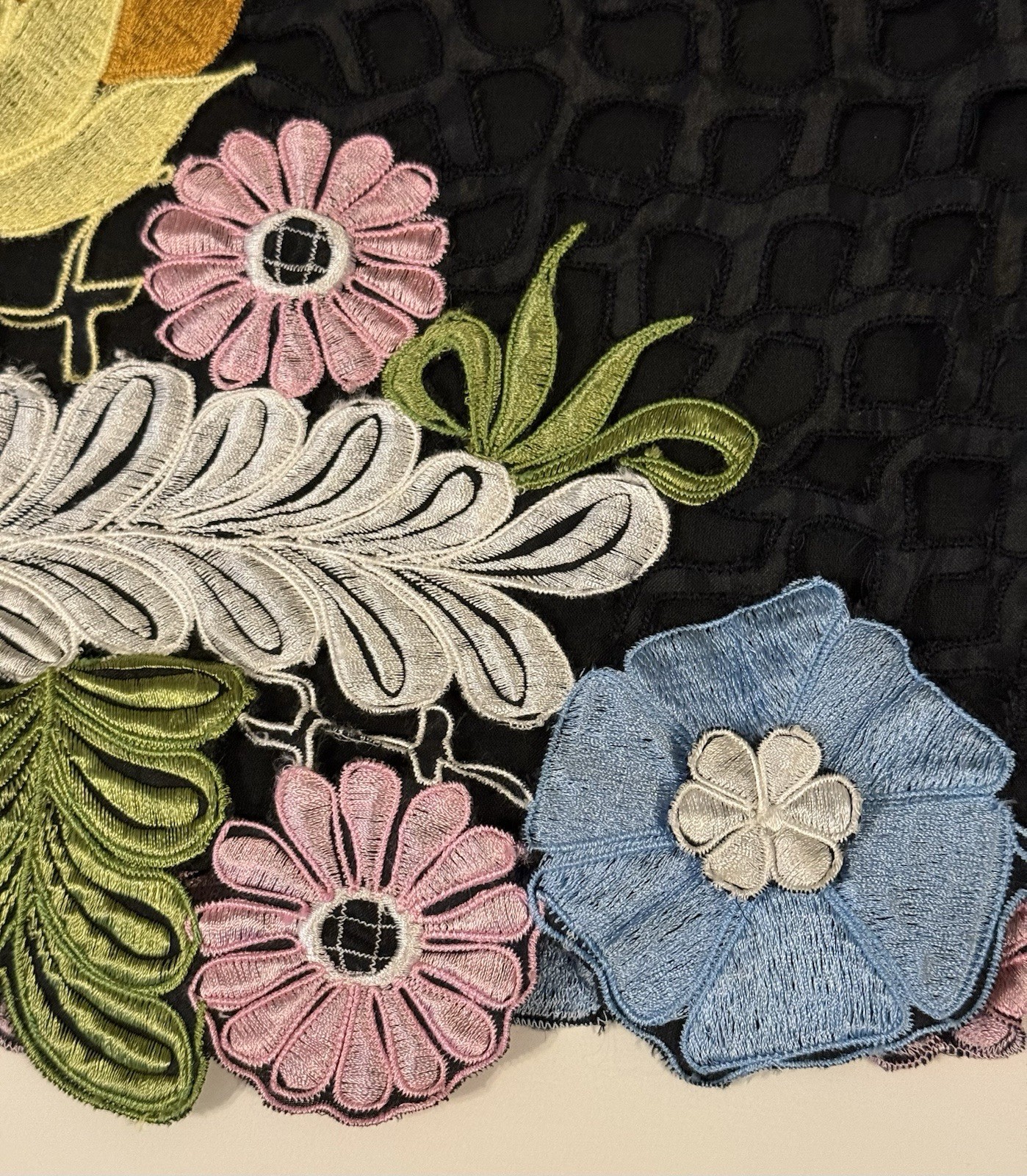 WOMENS ~EXQUISITE~ CARO HONOLULU BLACK EMBROIDERED FLOWER SHIRT TOP Sz M VINTAGE