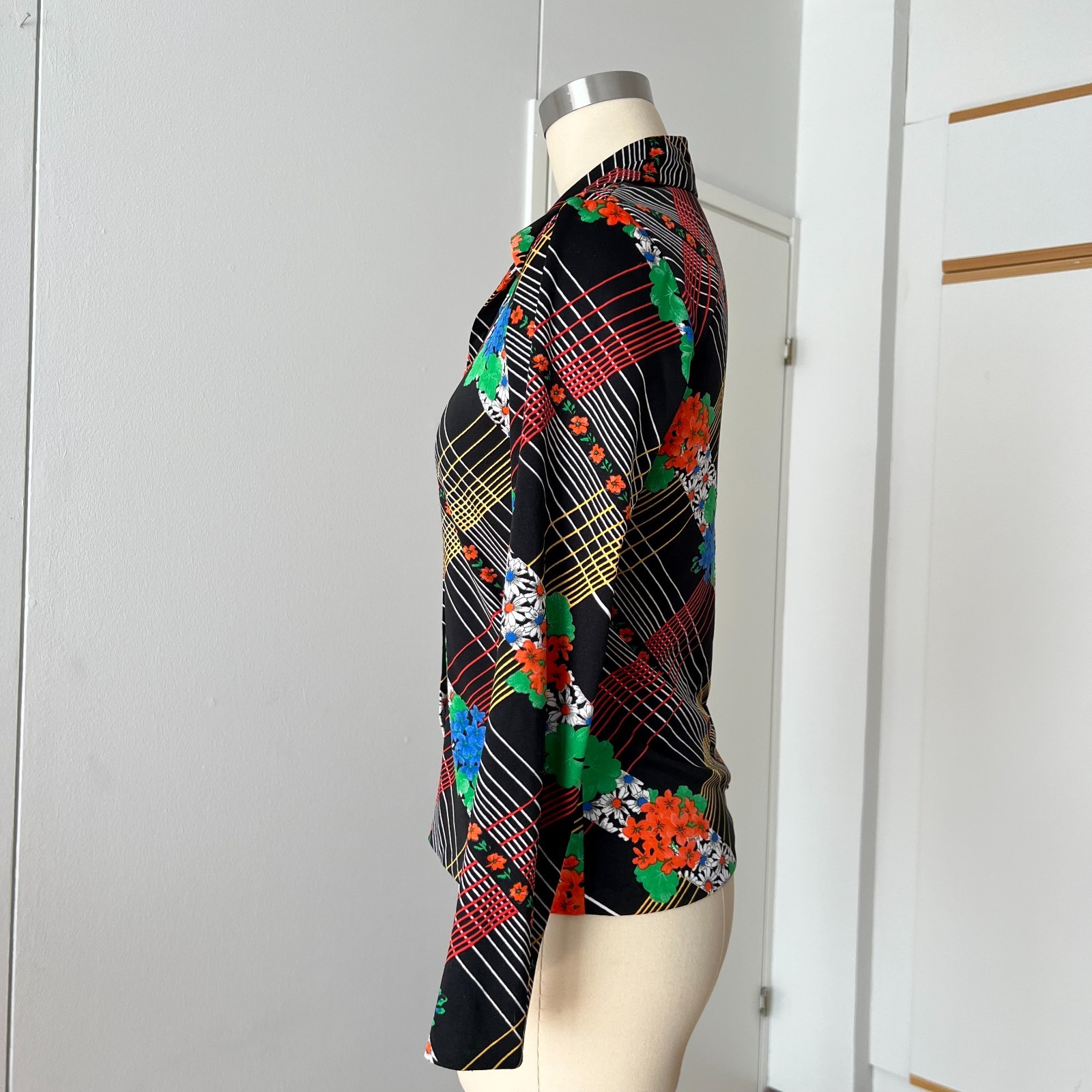 1970s Floral Dagger Collar Shirt Long Sleeves Button Front Psychedelic Blouse 40