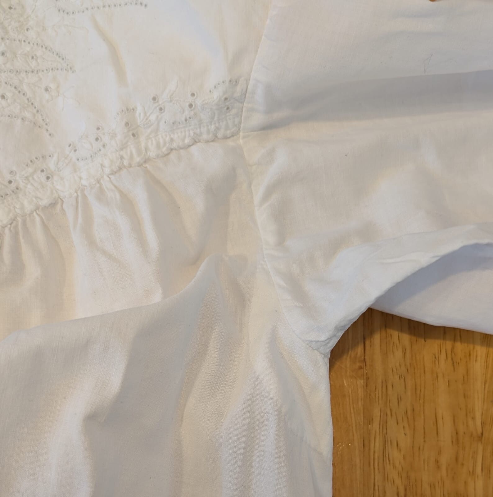 SWEET VICTORIAN 19TH WHITE WRAPPER DRESS W BOW + PAISLEY EYELET DETAILS
