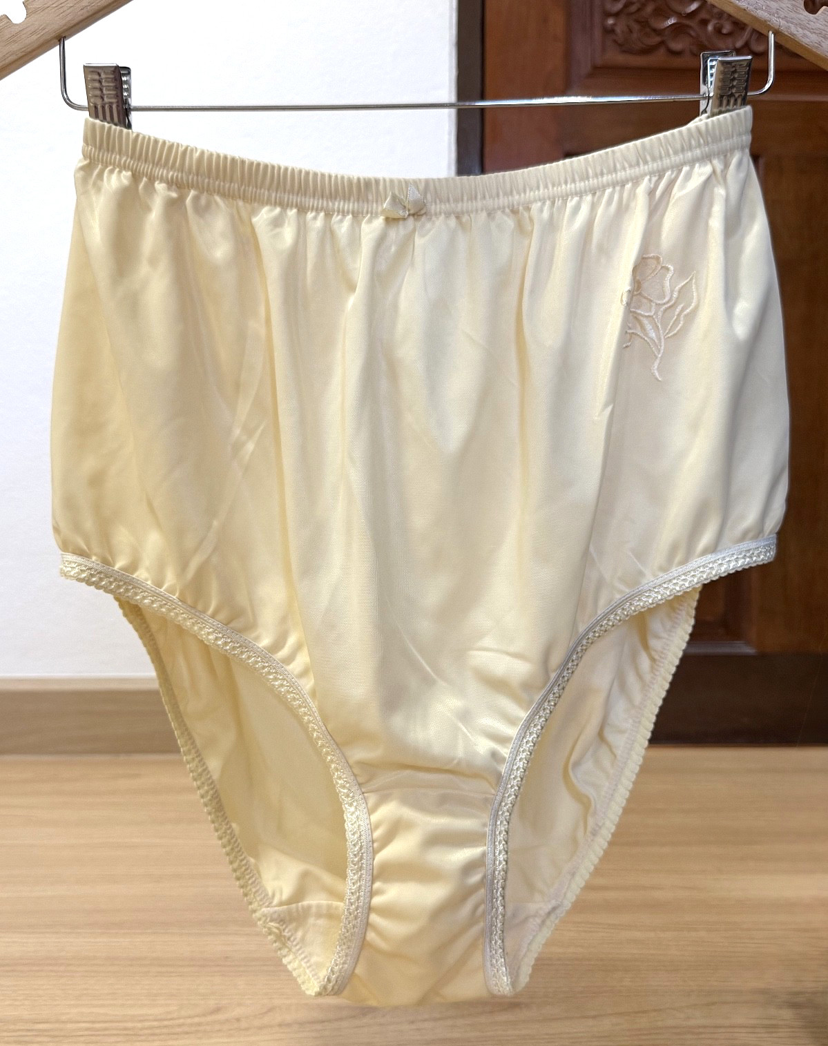 Vintage Silky Yellow Polyester Panty Sissy Bikini Sz. 12/5XL Briefs Waist 38-40″