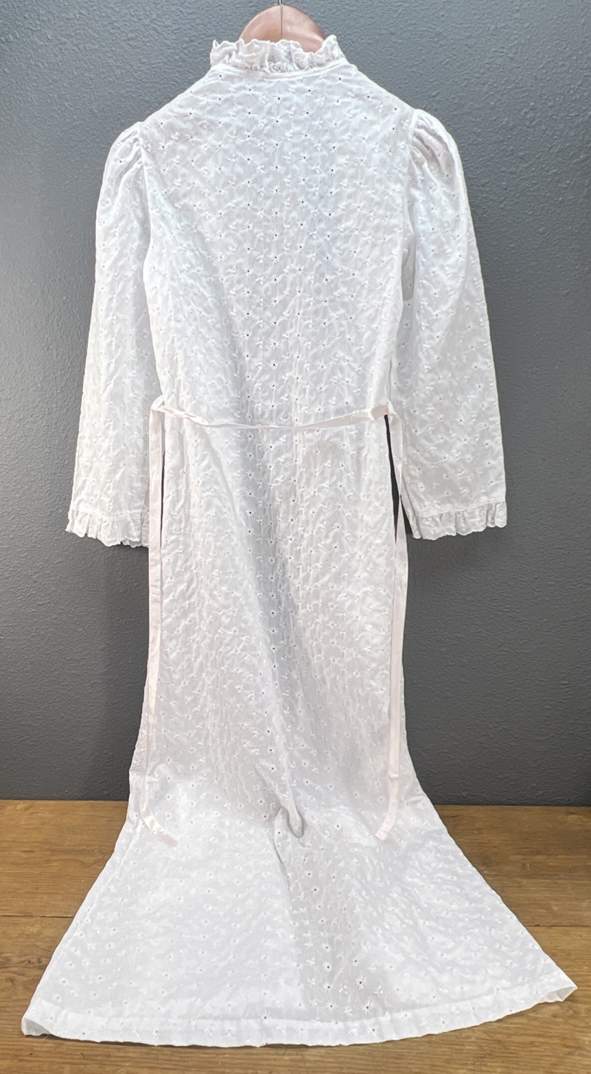 Night Flowers Vtg eyelet Tie Robe Women’s S Ruffled Collar Long Granny Core USA