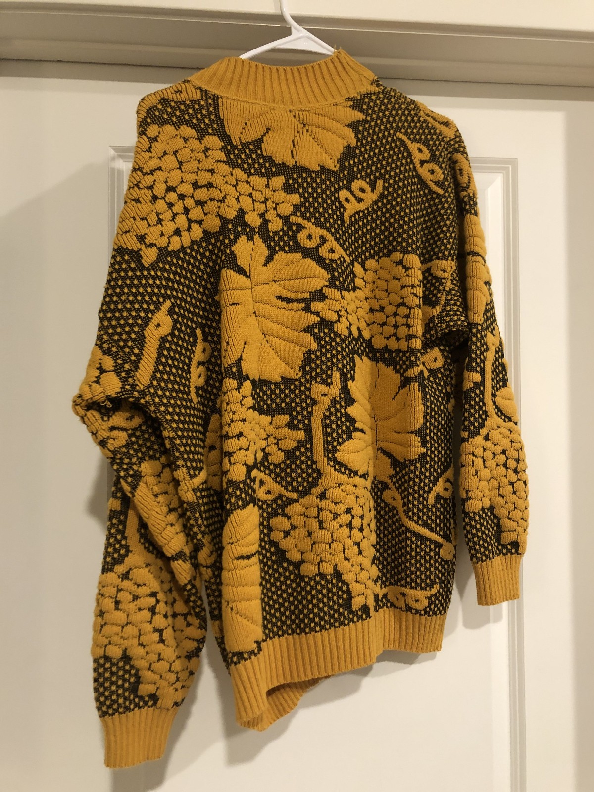 Zalerno Intl Sportswear 1980s Vintage Pullover Sweater – Yellow Leaf Pattern