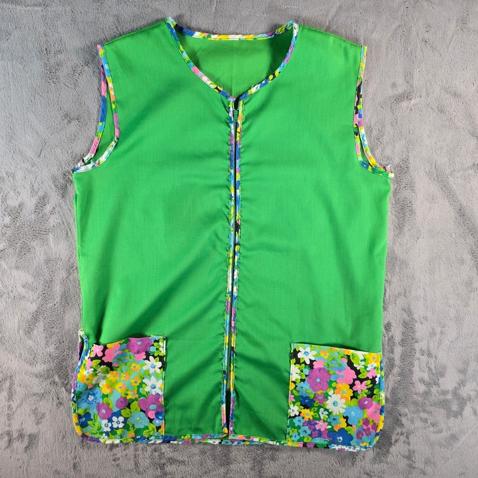 Vintage 1960s Women’s Kelly Green Floral Trim Zippered Patch Pocket Mod Vest (L)