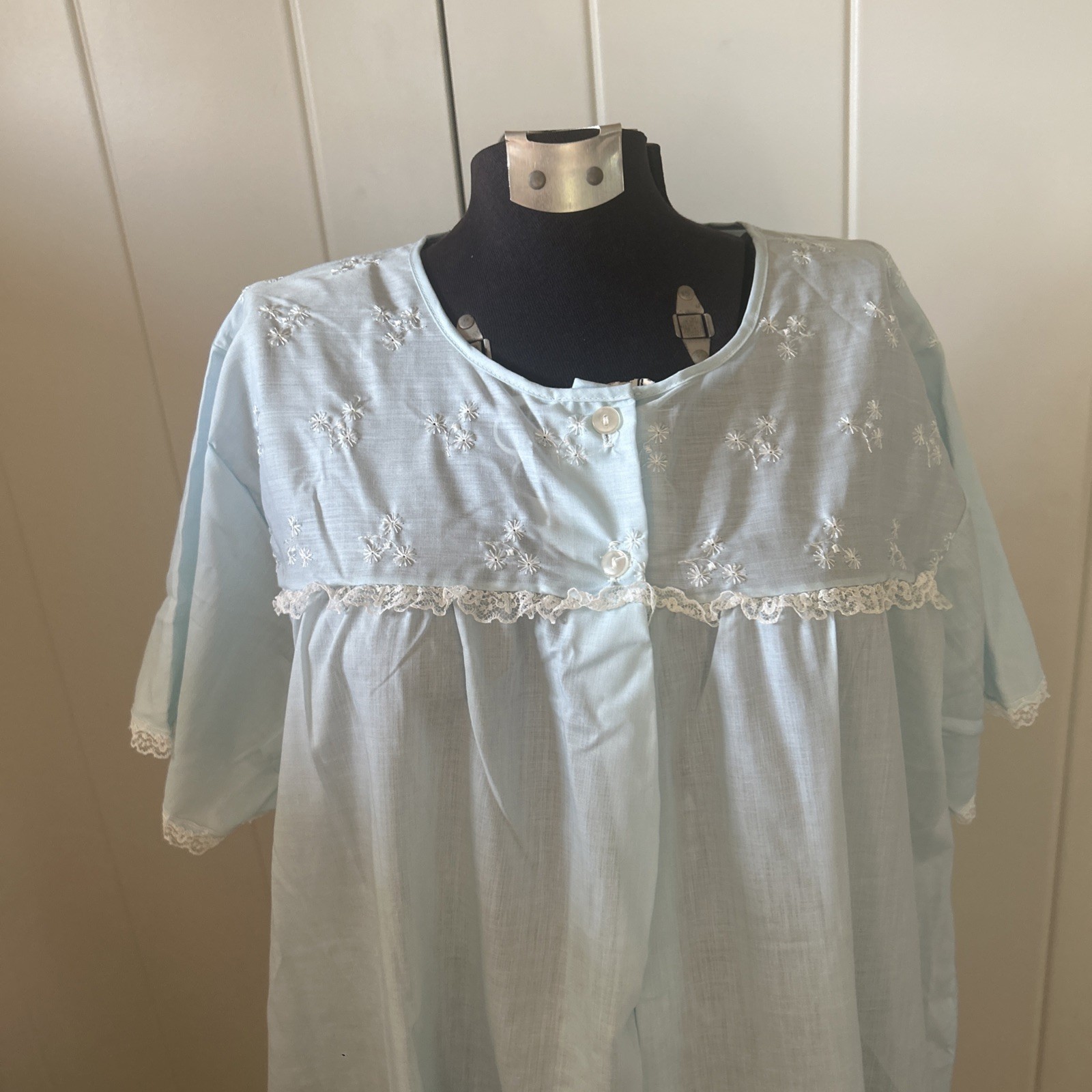 Vintage 1960’s Katz Shift Blue Nightgown With Lace And Embroidered Flowers Lg.