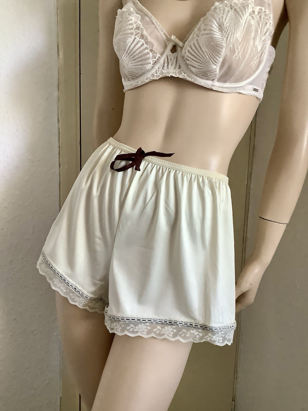 Glam Vtg 70s Cream Silky Nylon & Lace French Knickers Tap Panties 40 Hips BNWT