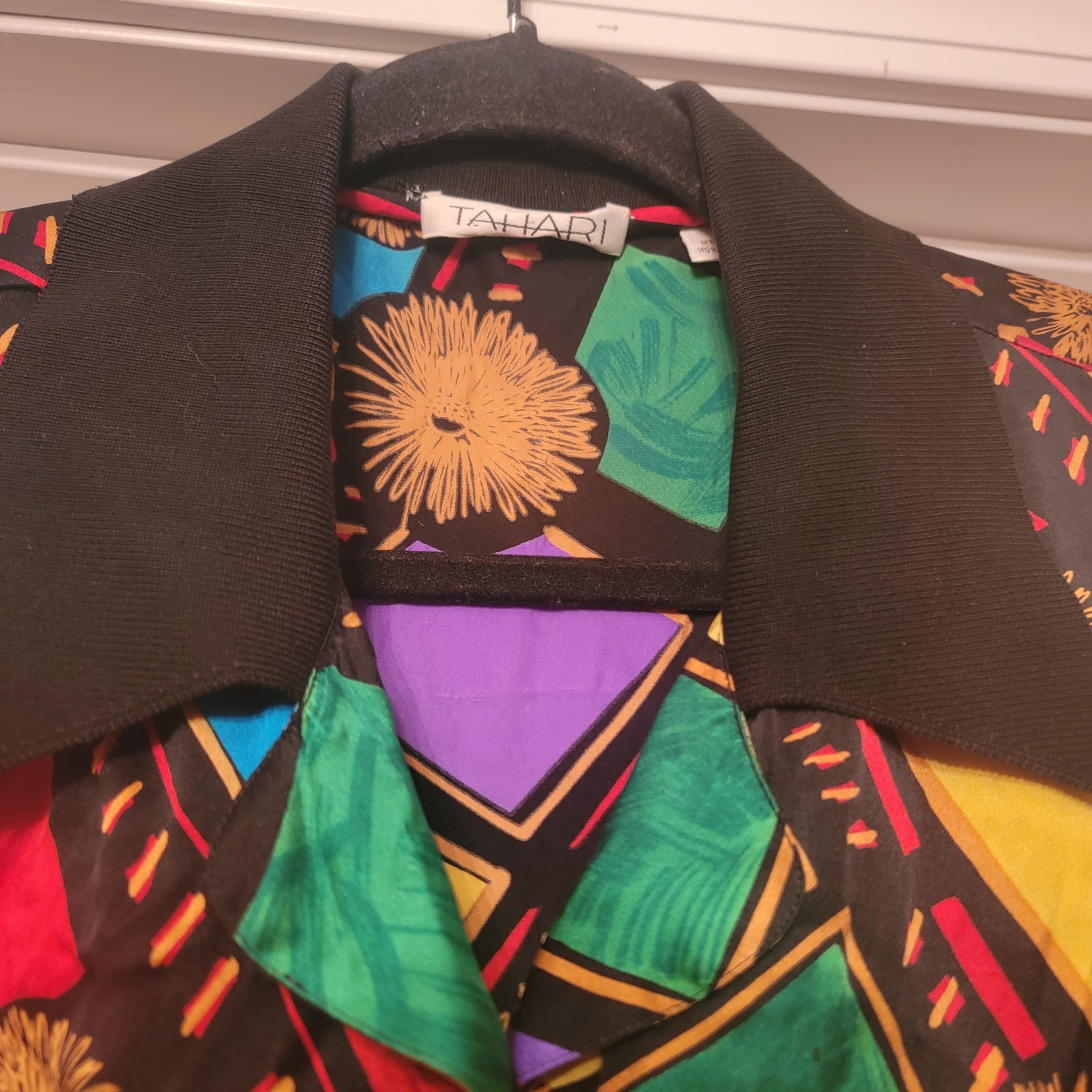 Tahari VINTAGE MULTICOLOR SILK GREEN RED BLACK AND YELLOW BUTTON UP BLOUSE M/L