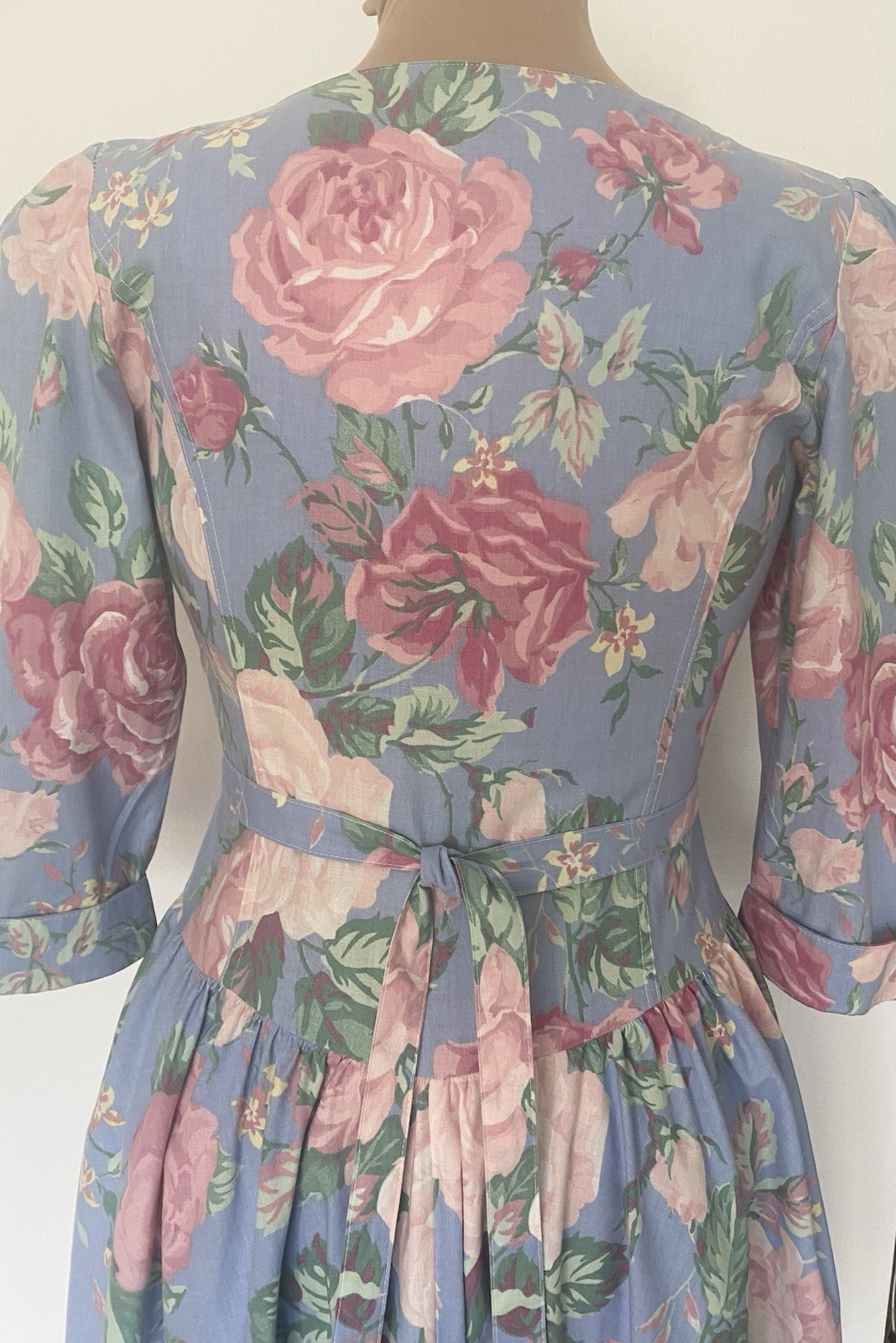 Vintage 80s EXPO Chintz Party Dress *Size 8* Blue Rose Floral Tie Back Dress