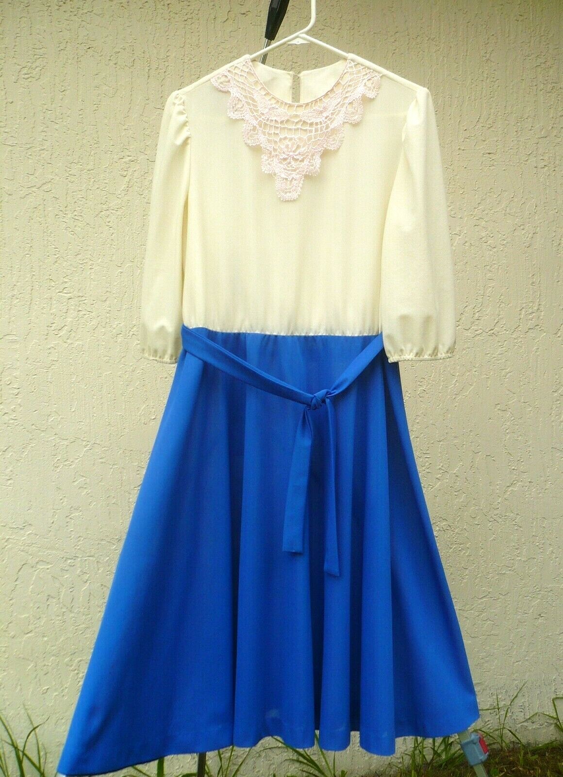 VTG 70S M L BLUE IVORY TEXTURED POLY KNIT PINK LACE SECRETARY BELTED DRESS WOMEN