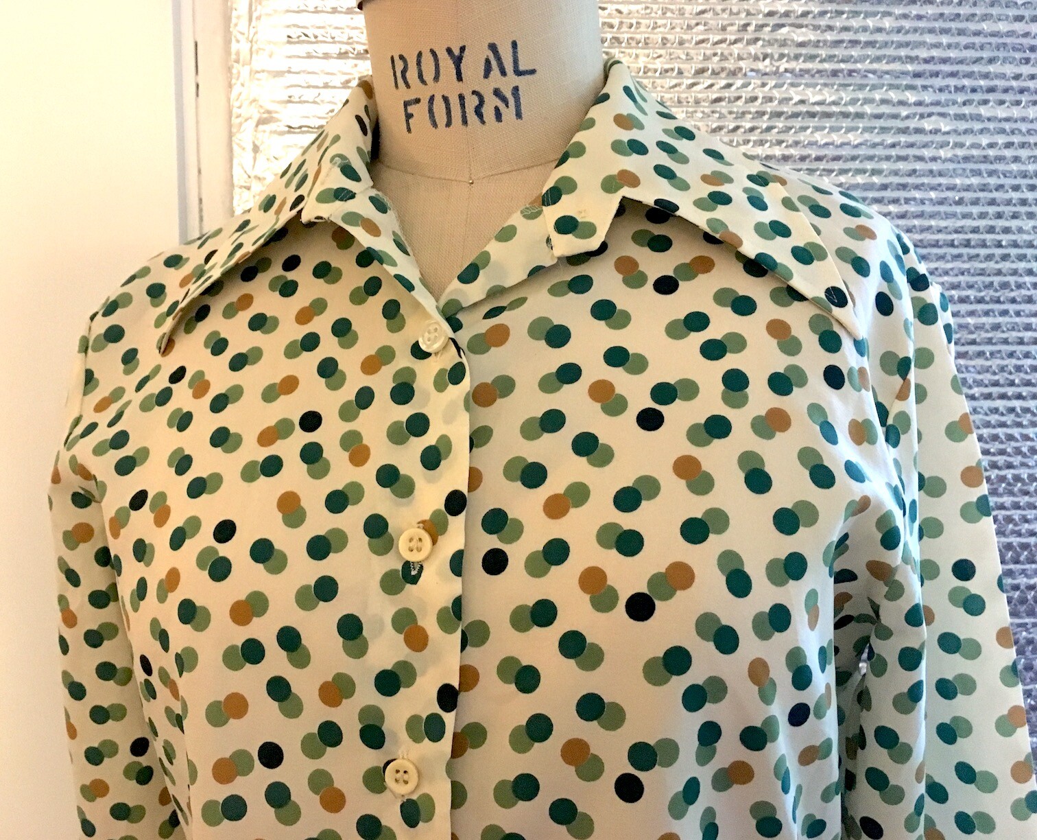 Vintage 1970’s PROVA Cream and Green Dot Shirt, 36″ Bust, Excellent Condition