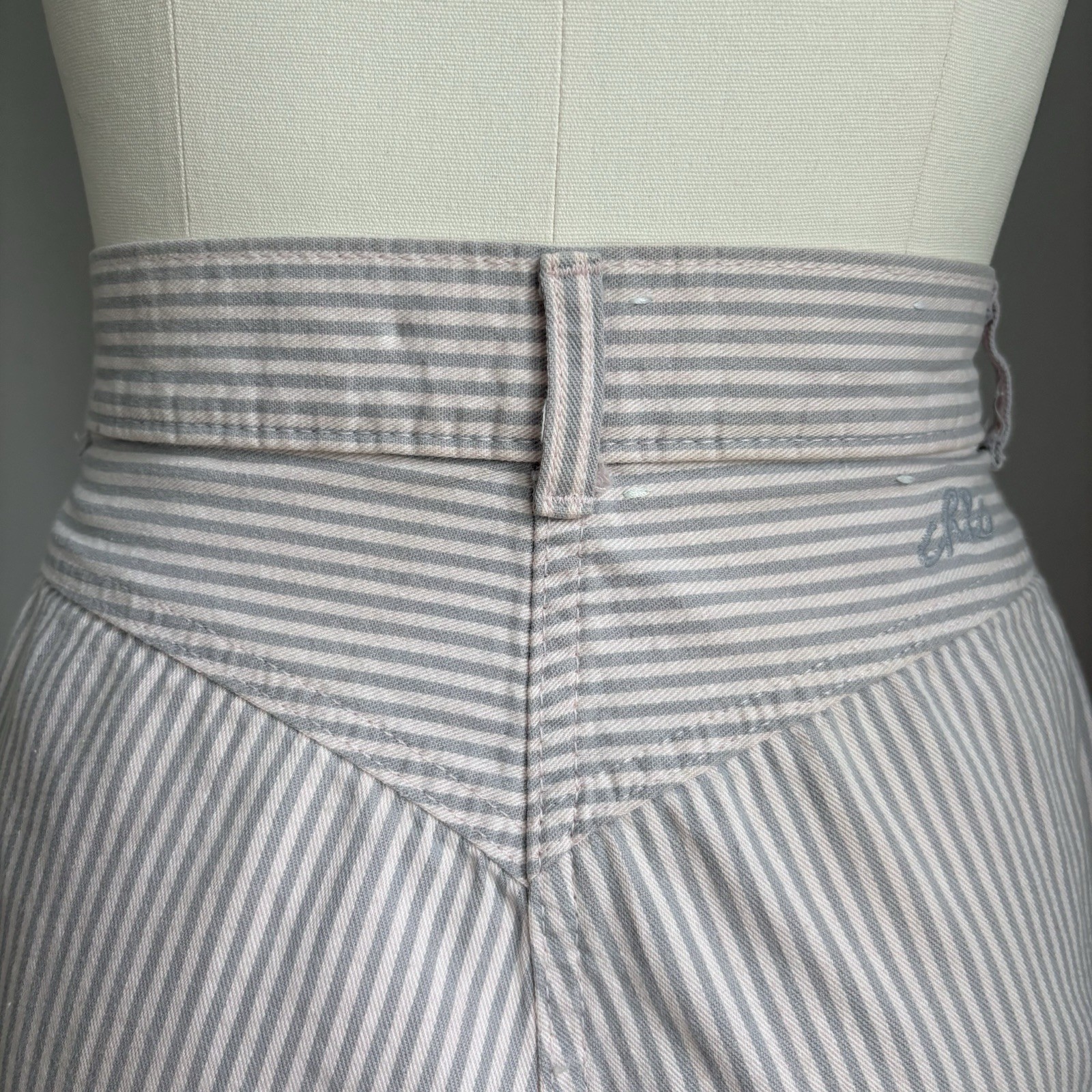 Vintage 80’s does 50’s Pale Pink & Gray Striped Cigarette Style Pants S 27 x 28