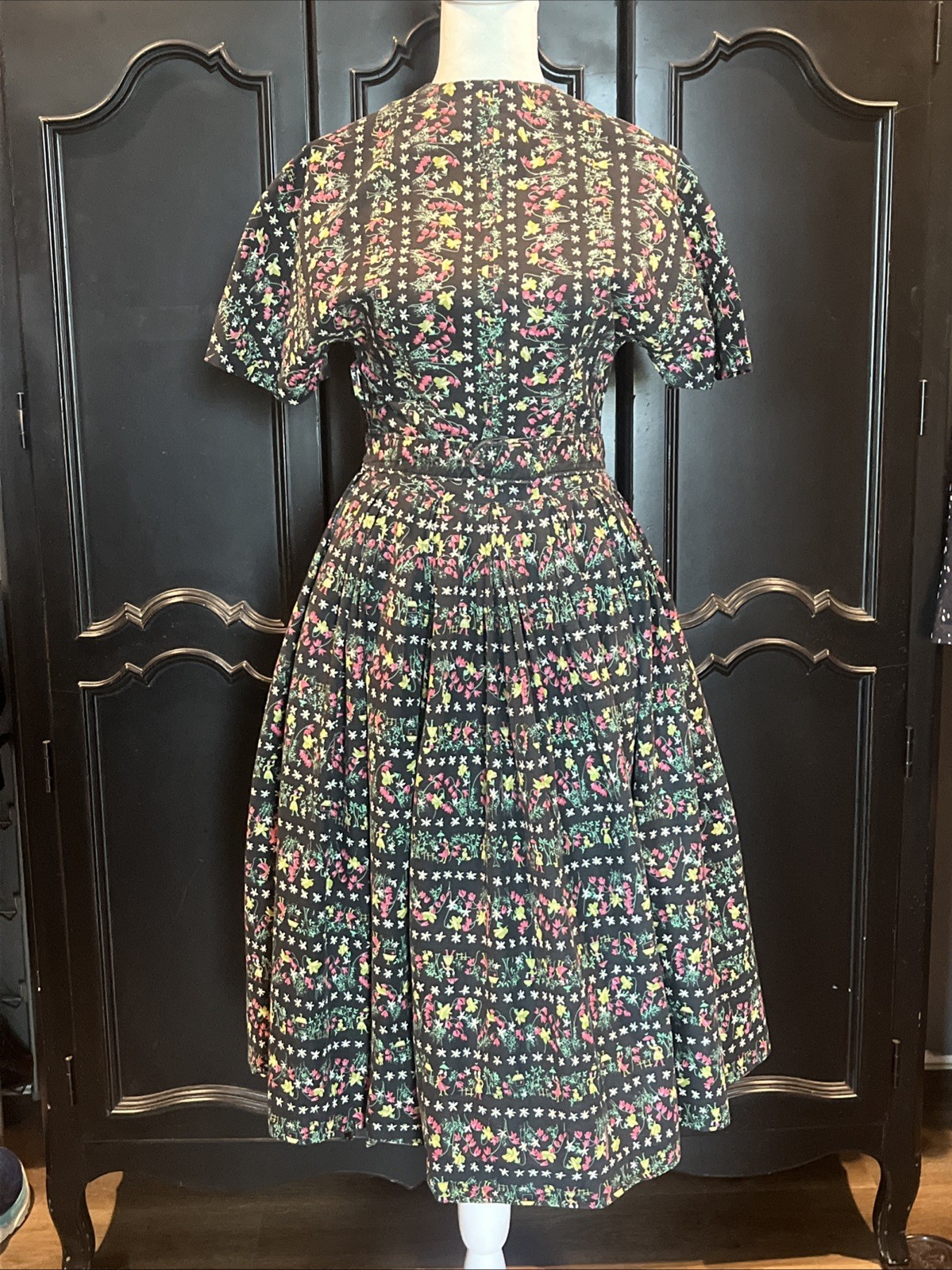 Vtg. 1950’s Full Day Dress Belted Pleated Skirt Novelty Folk Floral Print Sz S