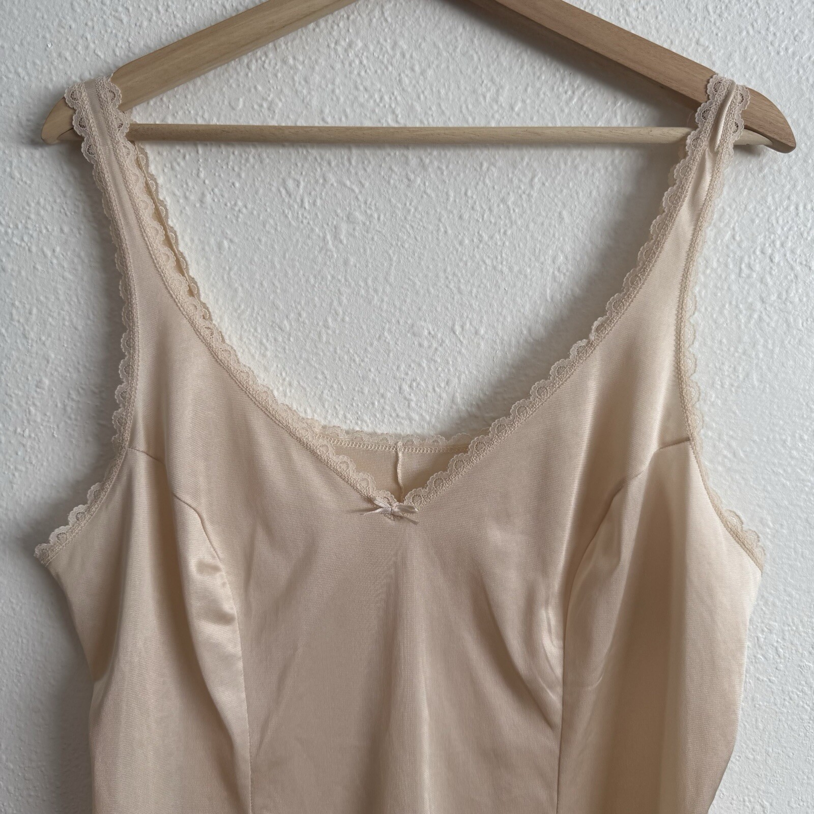 WARNERS Vintage 90s Champange Beige V Neck Bow Lace Trim Thin Strap Camisole Top