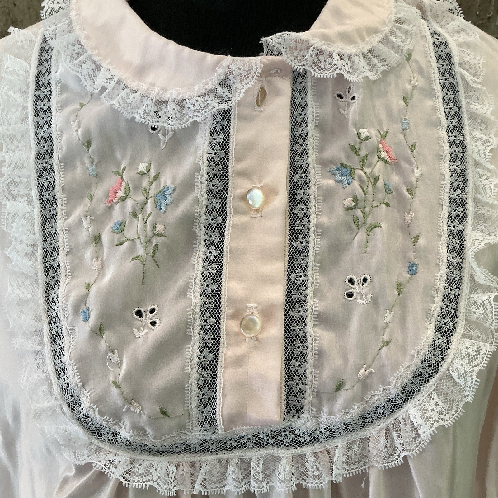 Size M – VINTAGE Barbizon Cuddleskin White Nightgown Long Sleeve Collared #23609