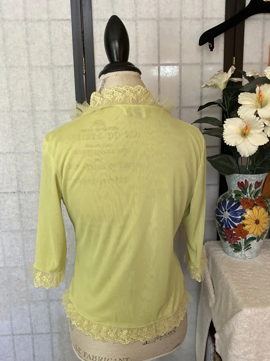 Tiny Beans VTG 60s/70s Wom S Lace & Ruffled Robelet Crop Bed Jacket MI Hong Kong